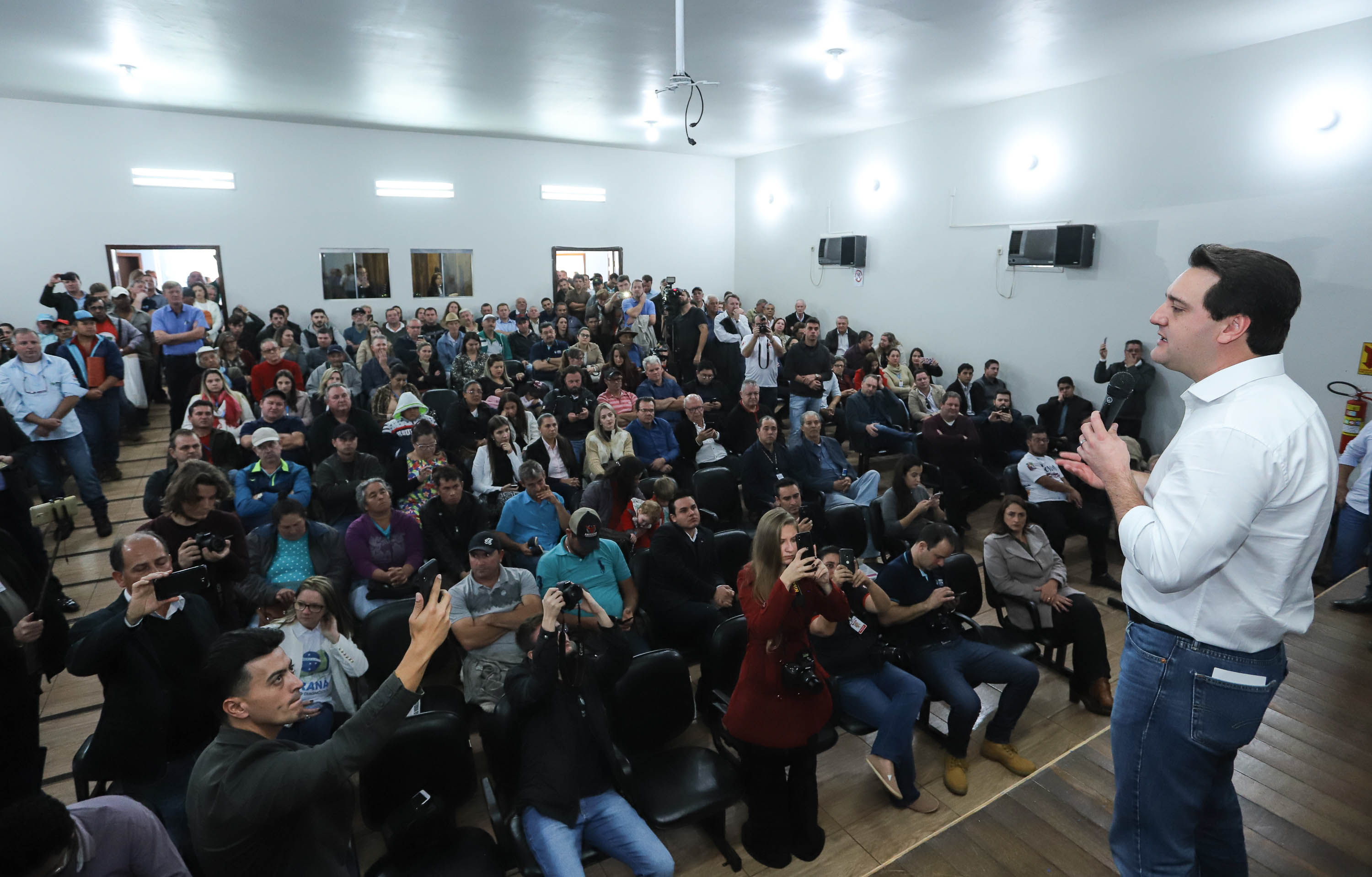Cinquenta e seis famílias de produtores rurais ocupantes de terras pertencentes ao Estado (devolutas) em Pitanga e Boa Ventura do São Roque, no Centro do Paraná, receberam nesta sexta-feira (7) os títulos de propriedade de seus imóveis. Aguardado há anos pelas famílias, o documento de regularização das terras foi entregue em encontro com o governador Carlos Massa Ratinho Junior, realizado em Pitanga. Foto: Rodrigo Felix Leal/ANPr