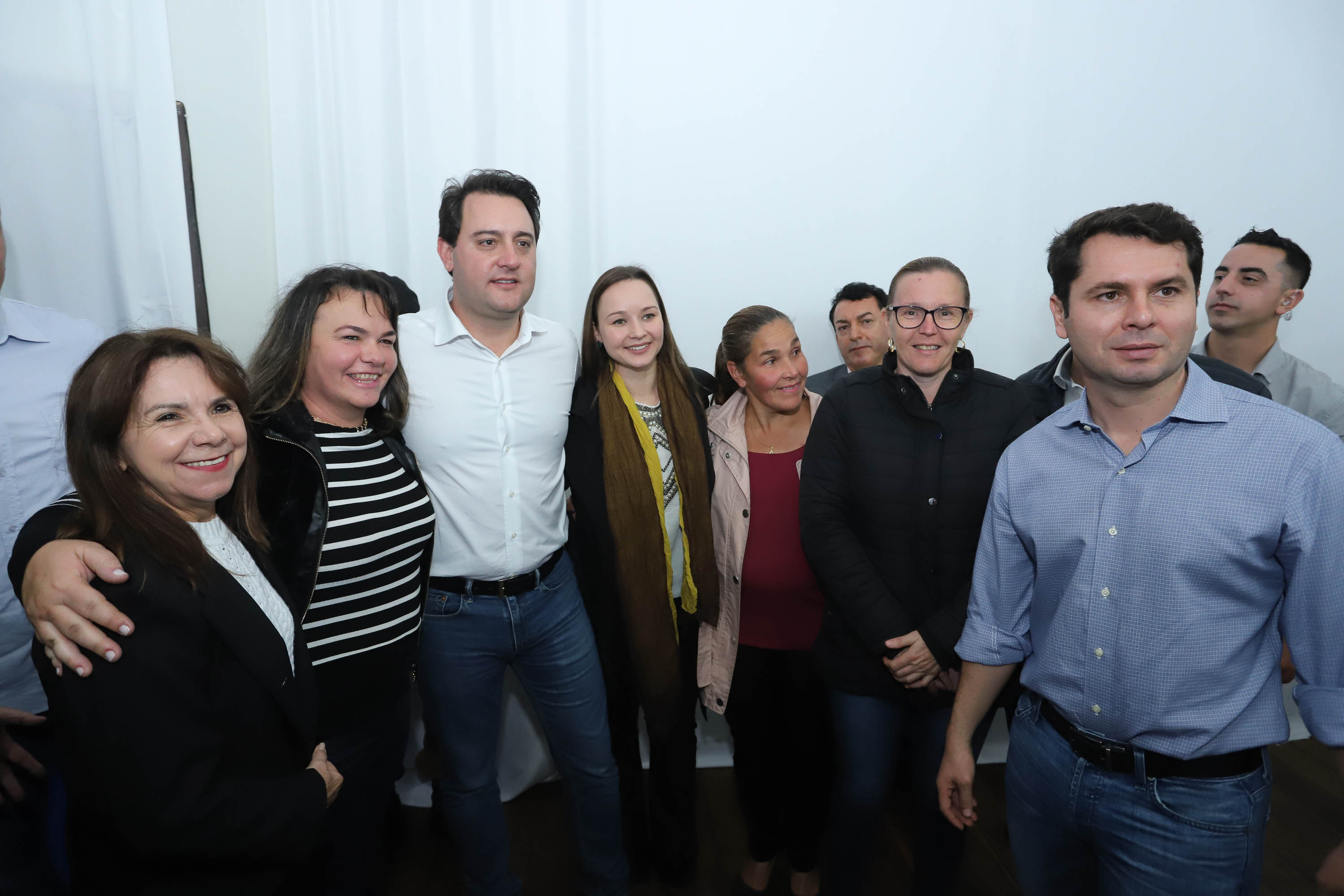 Cinquenta e seis famílias de produtores rurais ocupantes de terras pertencentes ao Estado (devolutas) em Pitanga e Boa Ventura do São Roque, no Centro do Paraná, receberam nesta sexta-feira (7) os títulos de propriedade de seus imóveis. Aguardado há anos pelas famílias, o documento de regularização das terras foi entregue em encontro com o governador Carlos Massa Ratinho Junior, realizado em Pitanga. Foto: Rodrigo Felix Leal/ANPr
