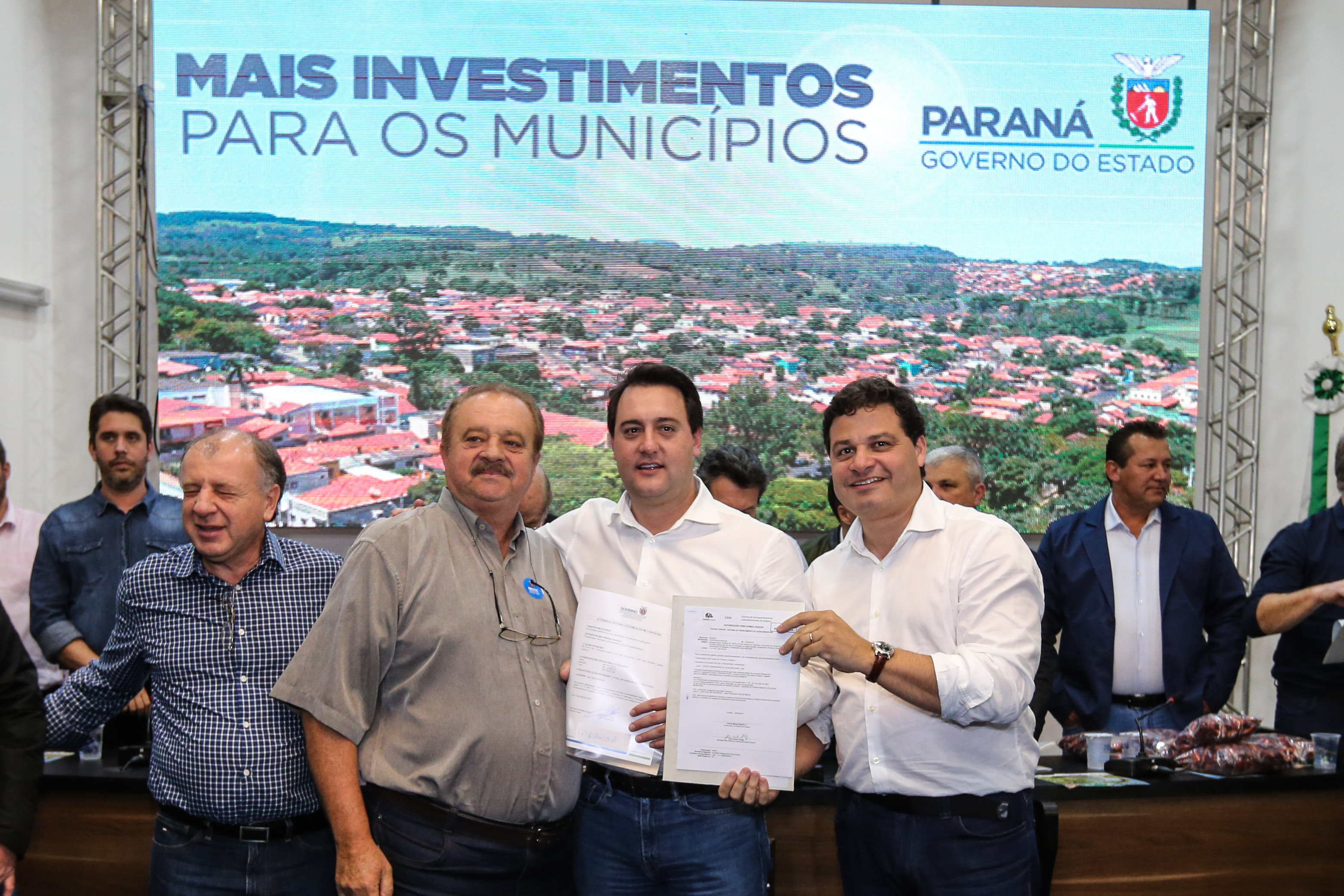 Governador Carlos Massa Ratinho Junior se reúne em Irati com os prefeitos do Centro-Sul do Paraná, e repassa recursos para investimentos em diversos municípios da região. O secretário do Desenvolvimento Urbano e Obras Públicas, João Carlos Ortega, também participa do encontro. - Irati, 07/06/2019 - Foto: Geraldo Bubniak/ANPr