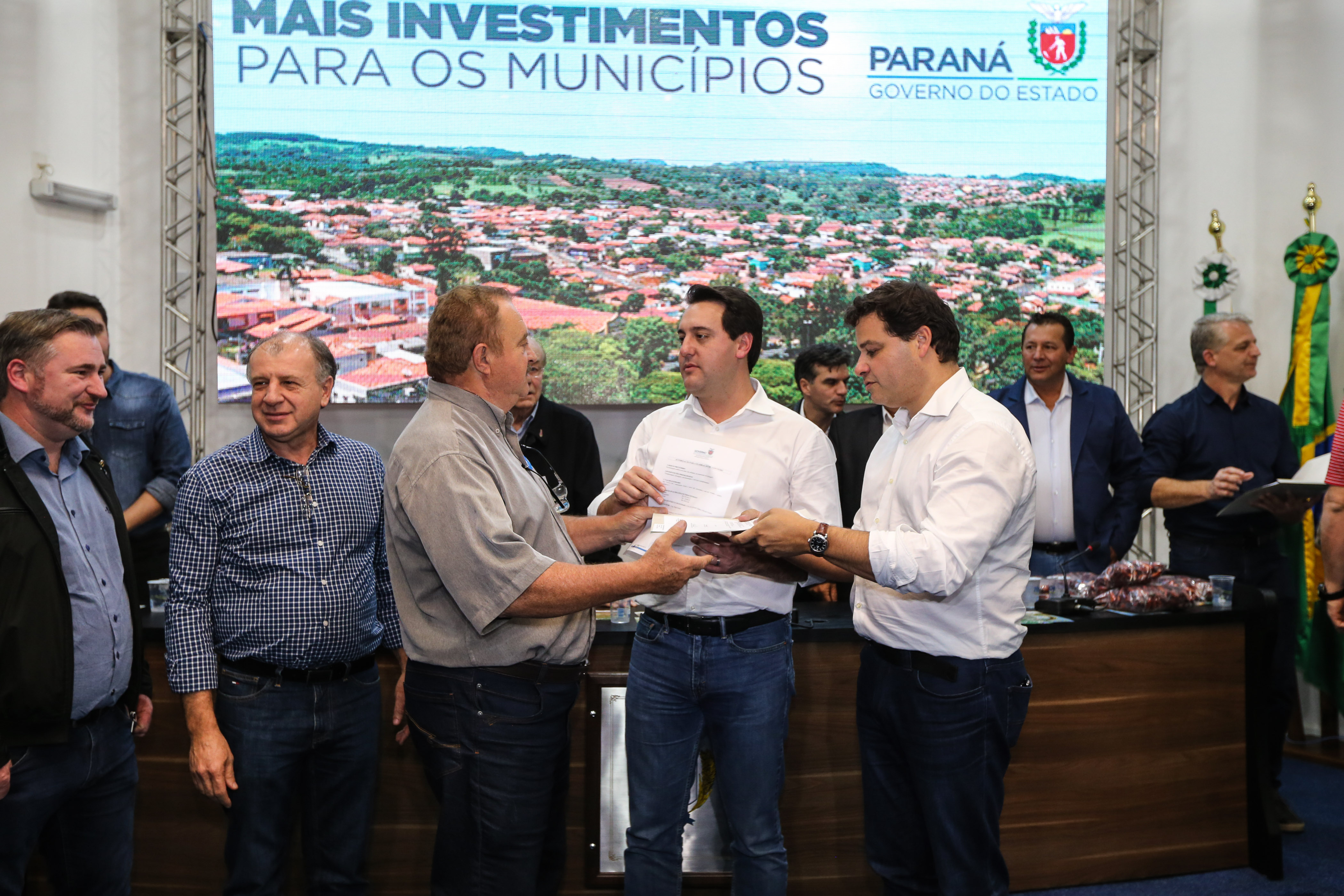 Governador Carlos Massa Ratinho Junior se reúne em Irati com os prefeitos do Centro-Sul do Paraná, e repassa recursos para investimentos em diversos municípios da região. O secretário do Desenvolvimento Urbano e Obras Públicas, João Carlos Ortega, também participa do encontro. - Irati, 07/06/2019 - Foto: Geraldo Bubniak/ANPr