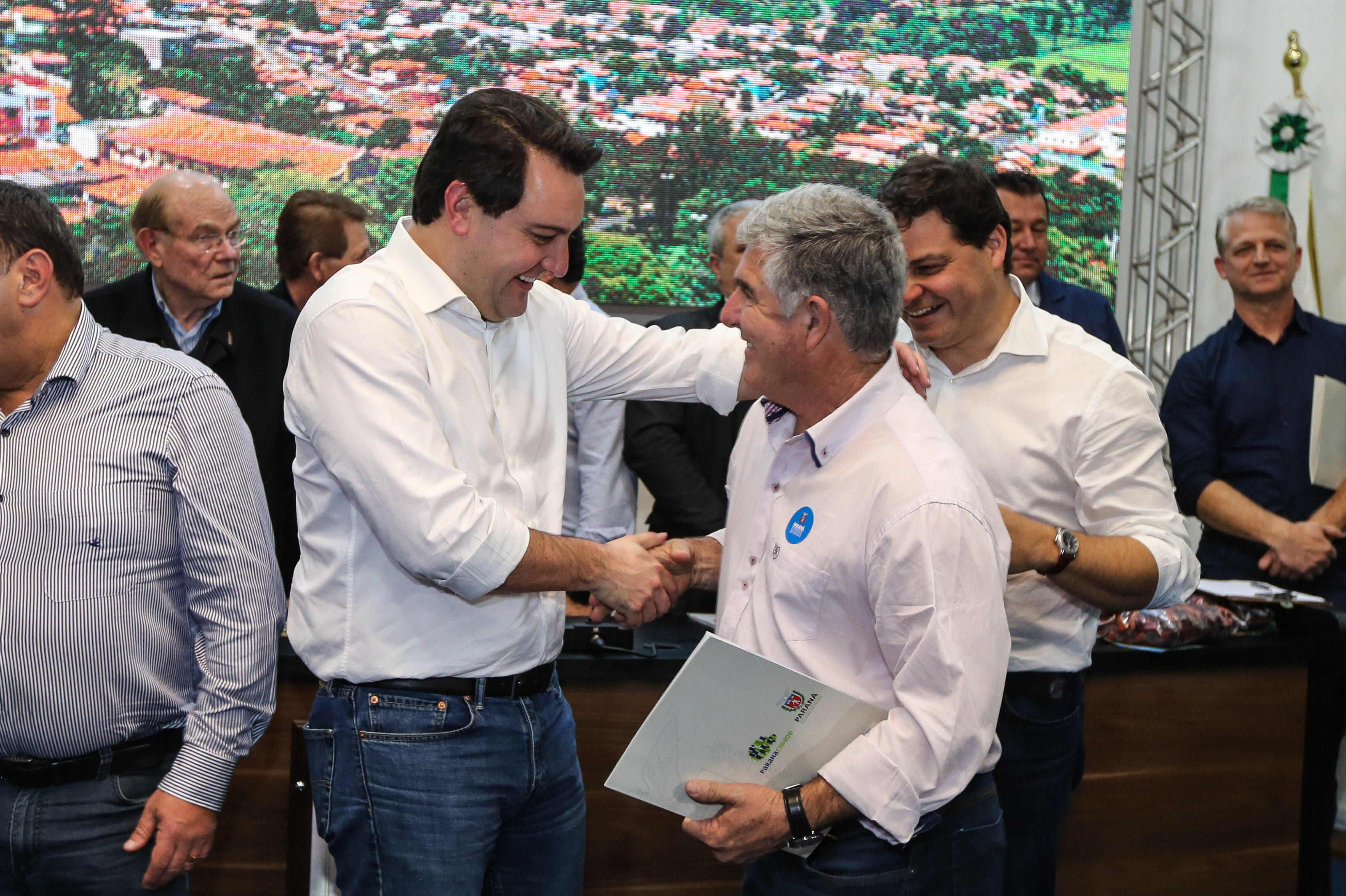 Governador Carlos Massa Ratinho Junior se reúne em Irati com os prefeitos do Centro-Sul do Paraná, e repassa recursos para investimentos em diversos municípios da região. O secretário do Desenvolvimento Urbano e Obras Públicas, João Carlos Ortega, também participa do encontro. - Irati, 07/06/2019 - Foto: Geraldo Bubniak/ANPr