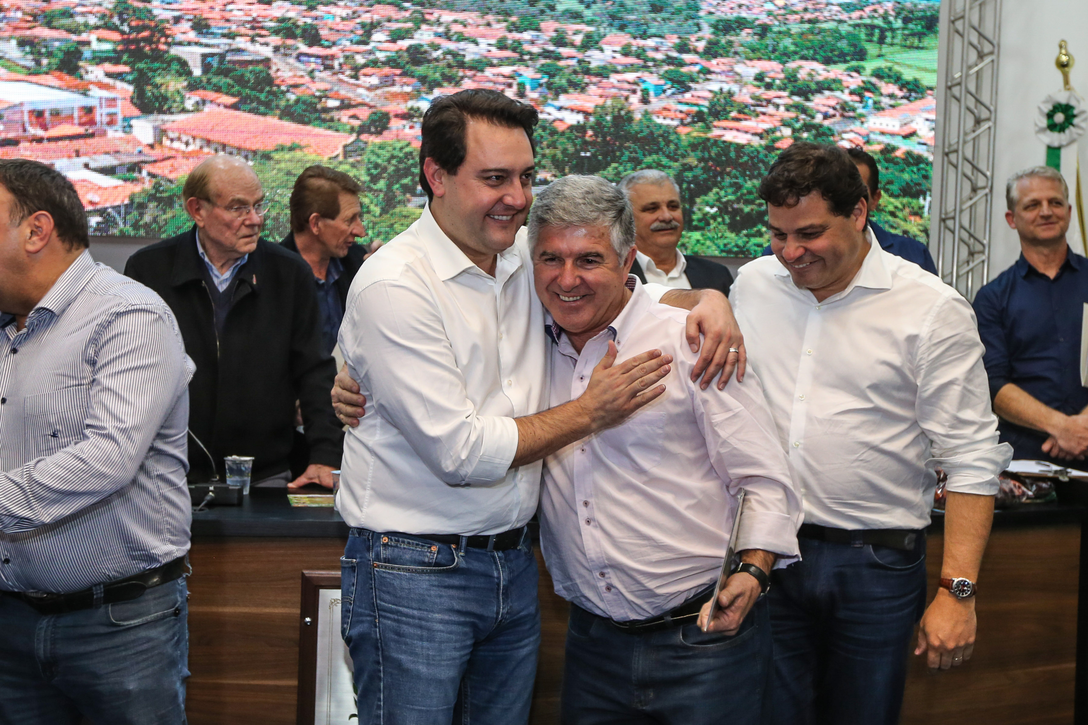 Governador Carlos Massa Ratinho Junior se reúne em Irati com os prefeitos do Centro-Sul do Paraná, e repassa recursos para investimentos em diversos municípios da região. O secretário do Desenvolvimento Urbano e Obras Públicas, João Carlos Ortega, também participa do encontro. - Irati, 07/06/2019 - Foto: Geraldo Bubniak/ANPr