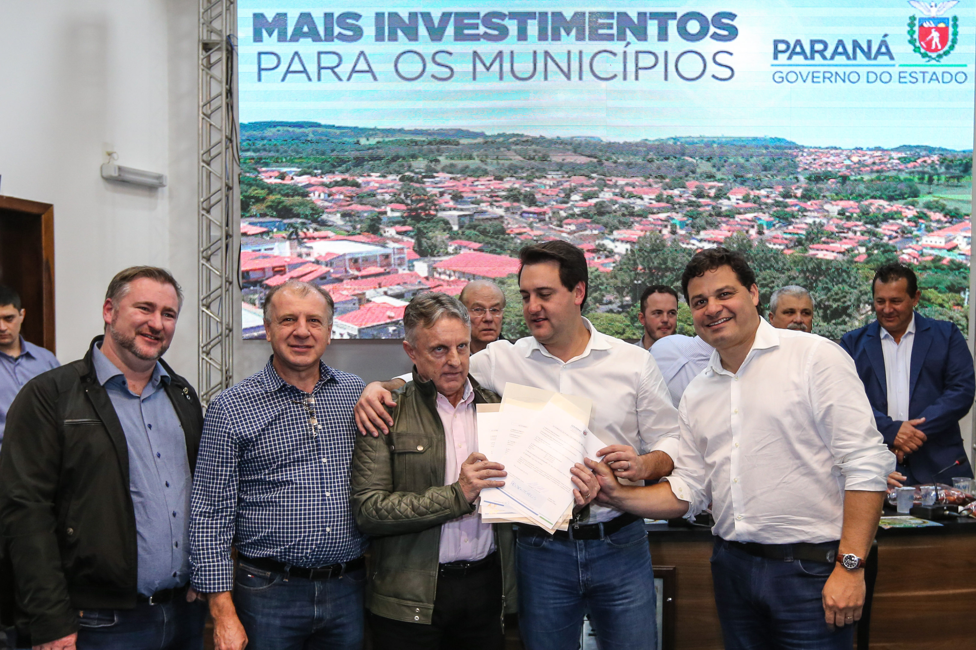 Governador Carlos Massa Ratinho Junior se reúne em Irati com os prefeitos do Centro-Sul do Paraná, e repassa recursos para investimentos em diversos municípios da região. O secretário do Desenvolvimento Urbano e Obras Públicas, João Carlos Ortega, também participa do encontro. - Irati, 07/06/2019 - Foto: Geraldo Bubniak/ANPr