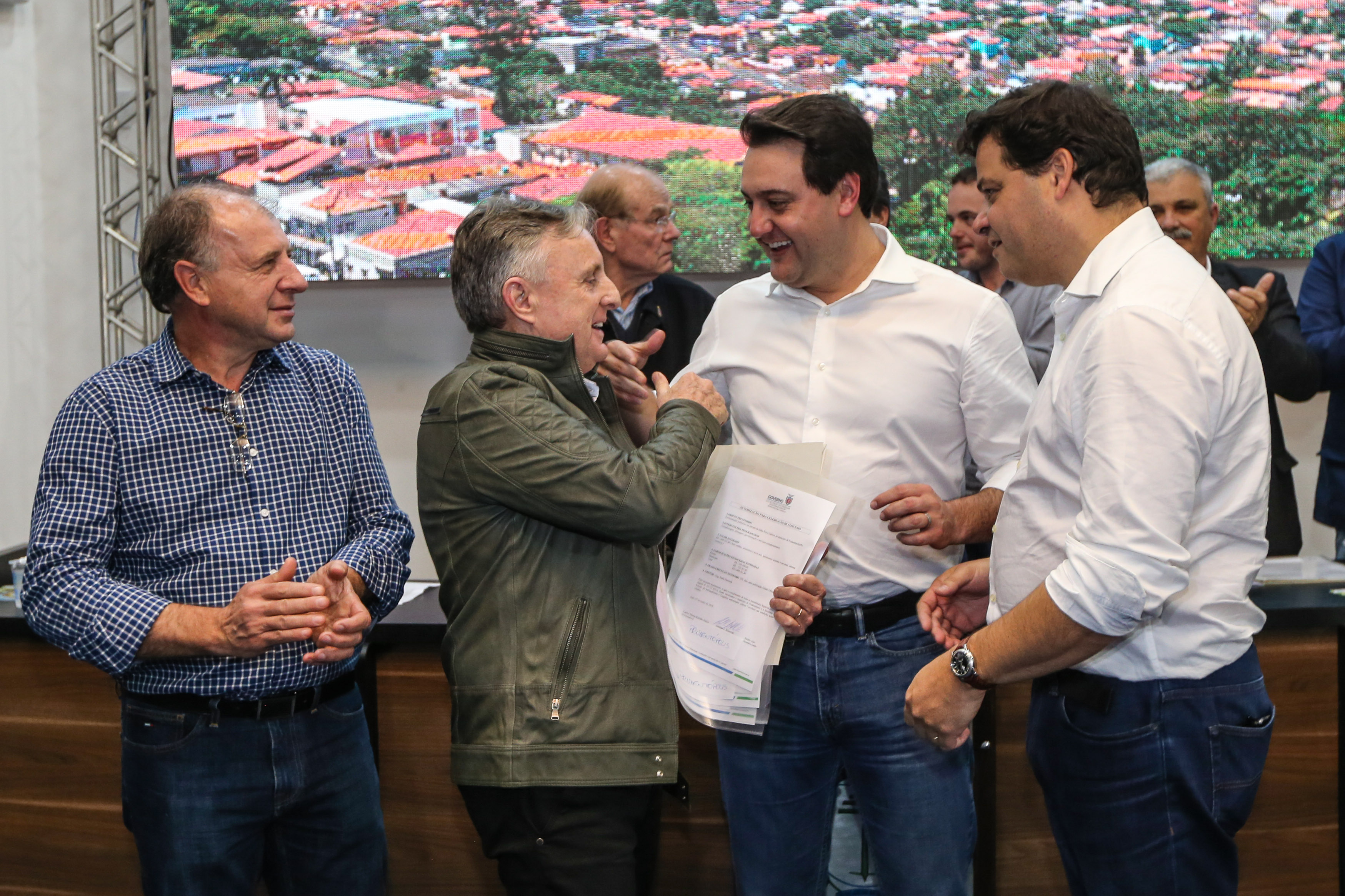 Governador Carlos Massa Ratinho Junior se reúne em Irati com os prefeitos do Centro-Sul do Paraná, e repassa recursos para investimentos em diversos municípios da região. O secretário do Desenvolvimento Urbano e Obras Públicas, João Carlos Ortega, também participa do encontro. - Irati, 07/06/2019 - Foto: Geraldo Bubniak/ANPr