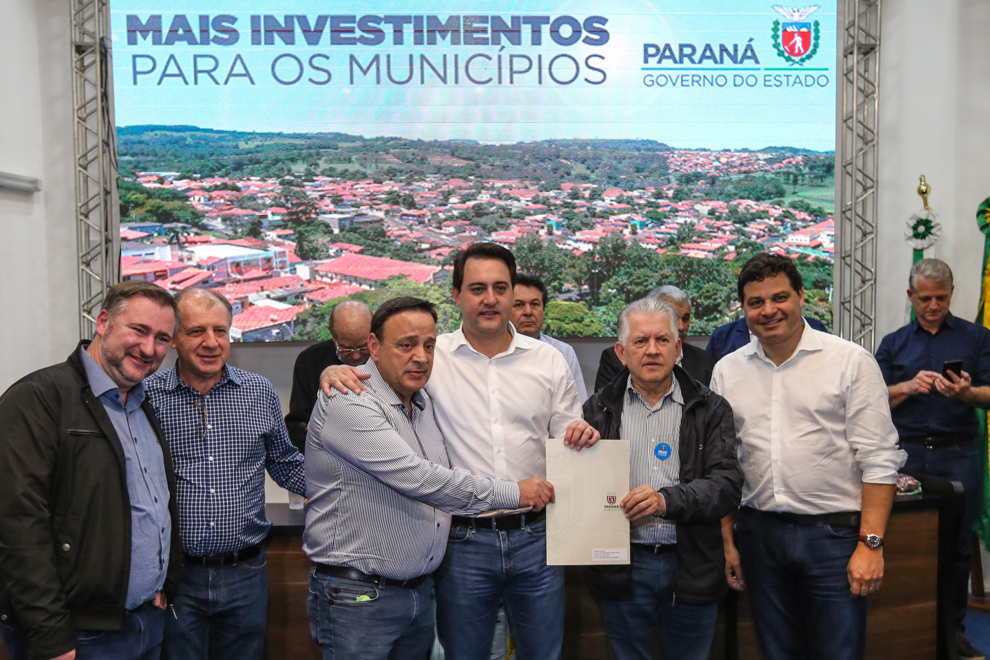 Governador Carlos Massa Ratinho Junior se reúne em Irati com os prefeitos do Centro-Sul do Paraná, e repassa recursos para investimentos em diversos municípios da região. O secretário do Desenvolvimento Urbano e Obras Públicas, João Carlos Ortega, também participa do encontro. - Irati, 07/06/2019 - Foto: Geraldo Bubniak/ANPr