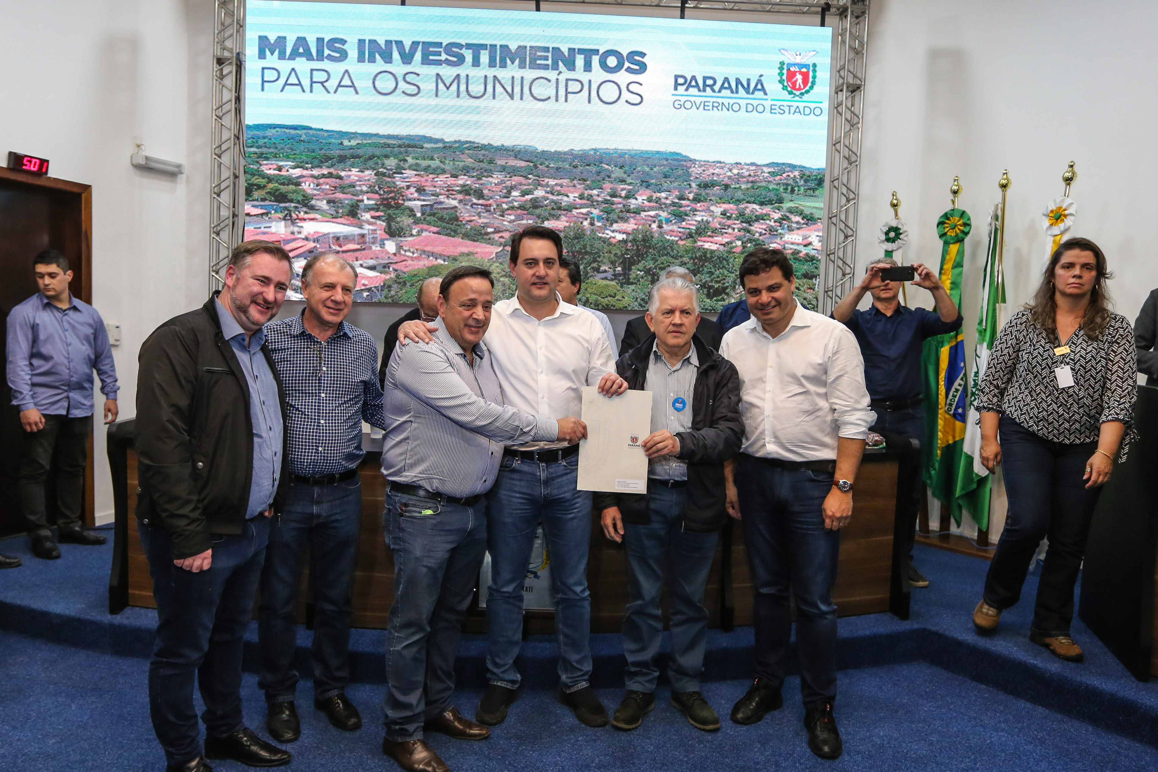Governador Carlos Massa Ratinho Junior se reúne em Irati com os prefeitos do Centro-Sul do Paraná, e repassa recursos para investimentos em diversos municípios da região. O secretário do Desenvolvimento Urbano e Obras Públicas, João Carlos Ortega, também participa do encontro. - Irati, 07/06/2019 - Foto: Geraldo Bubniak/ANPr