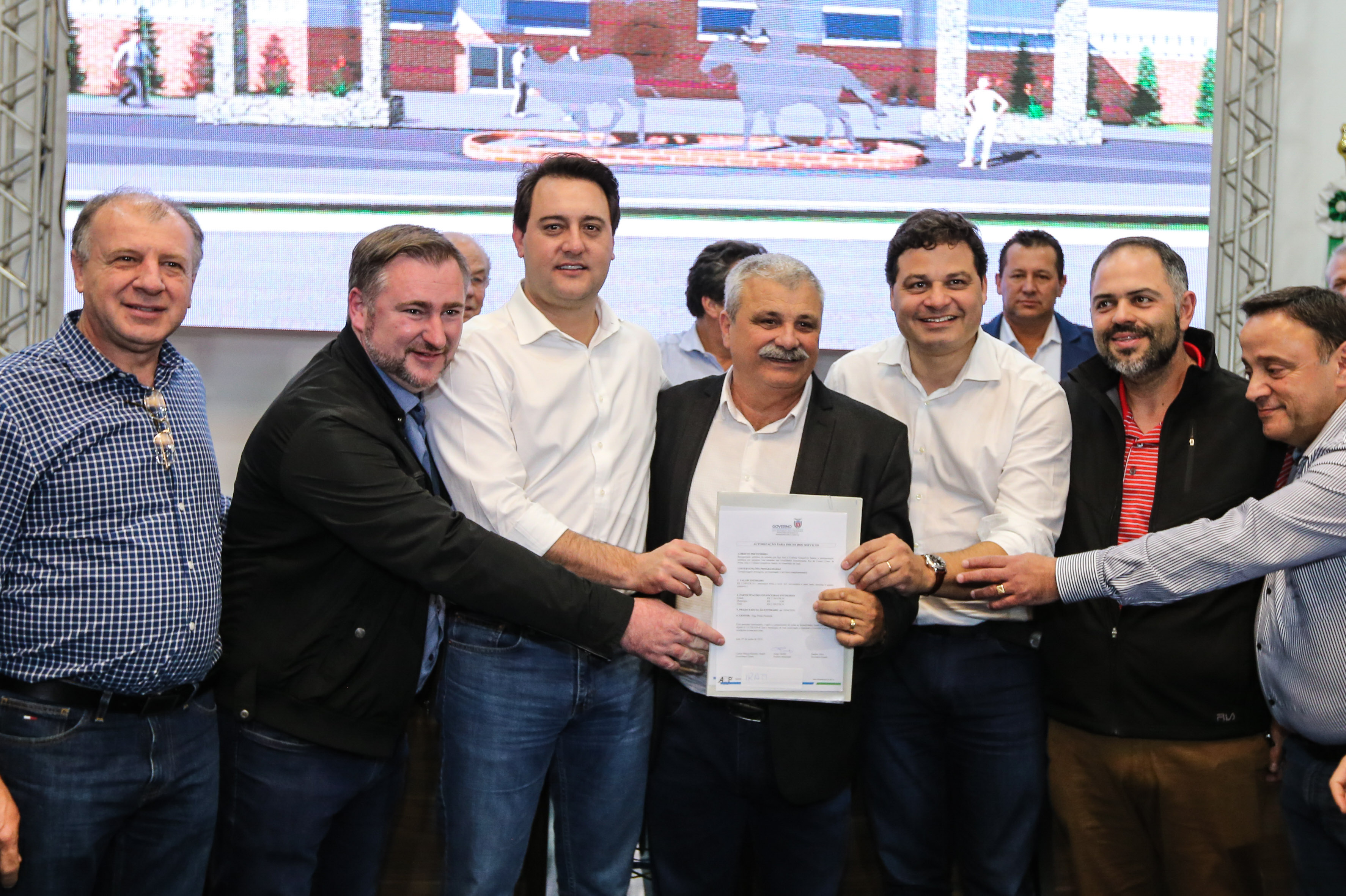 Governador Carlos Massa Ratinho Junior se reúne em Irati com os prefeitos do Centro-Sul do Paraná, e repassa recursos para investimentos em diversos municípios da região. O secretário do Desenvolvimento Urbano e Obras Públicas, João Carlos Ortega, também participa do encontro. - Irati, 07/06/2019 - Foto: Geraldo Bubniak/ANPr