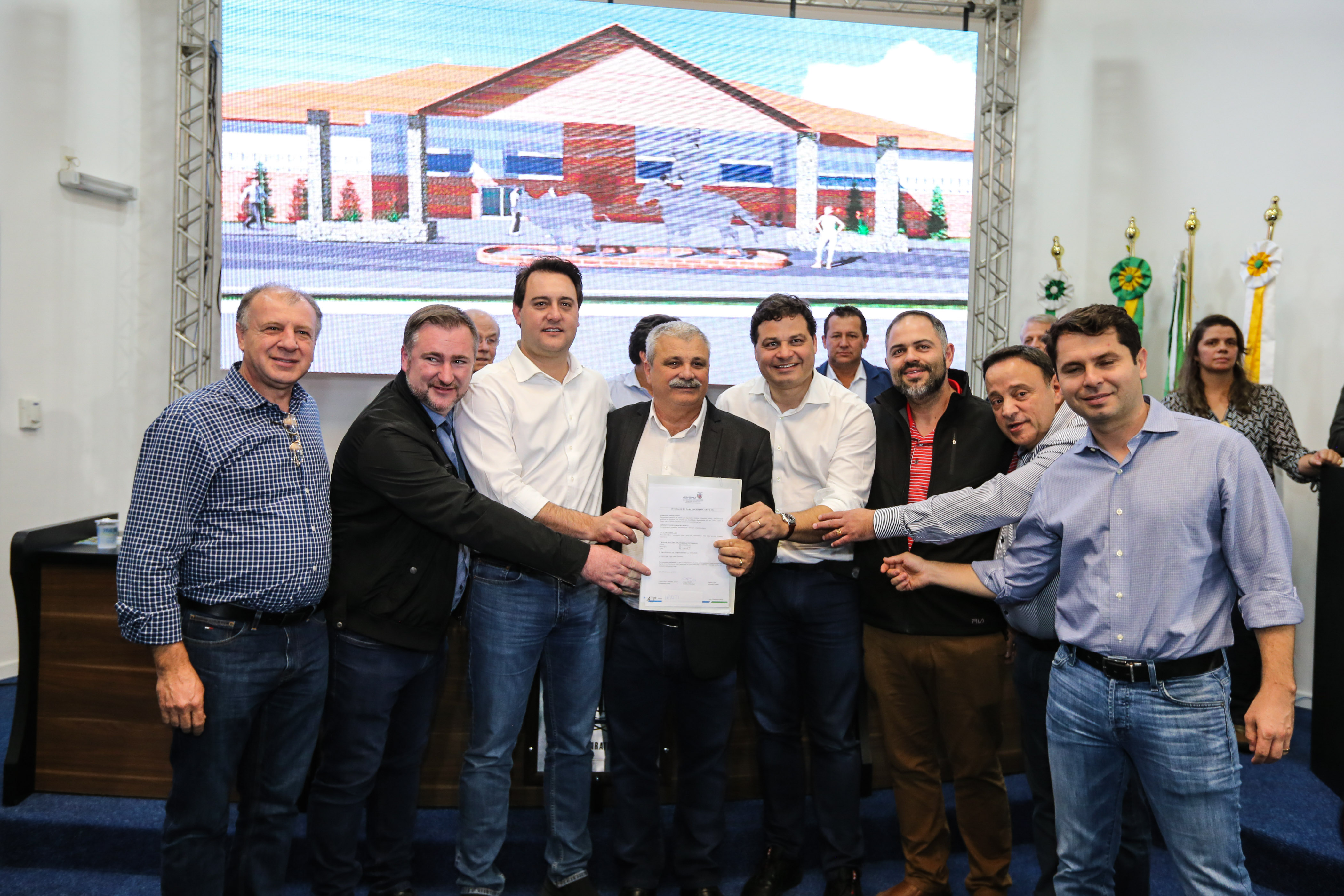 Governador Carlos Massa Ratinho Junior se reúne em Irati com os prefeitos do Centro-Sul do Paraná, e repassa recursos para investimentos em diversos municípios da região. O secretário do Desenvolvimento Urbano e Obras Públicas, João Carlos Ortega, também participa do encontro. - Irati, 07/06/2019 - Foto: Geraldo Bubniak/ANPr