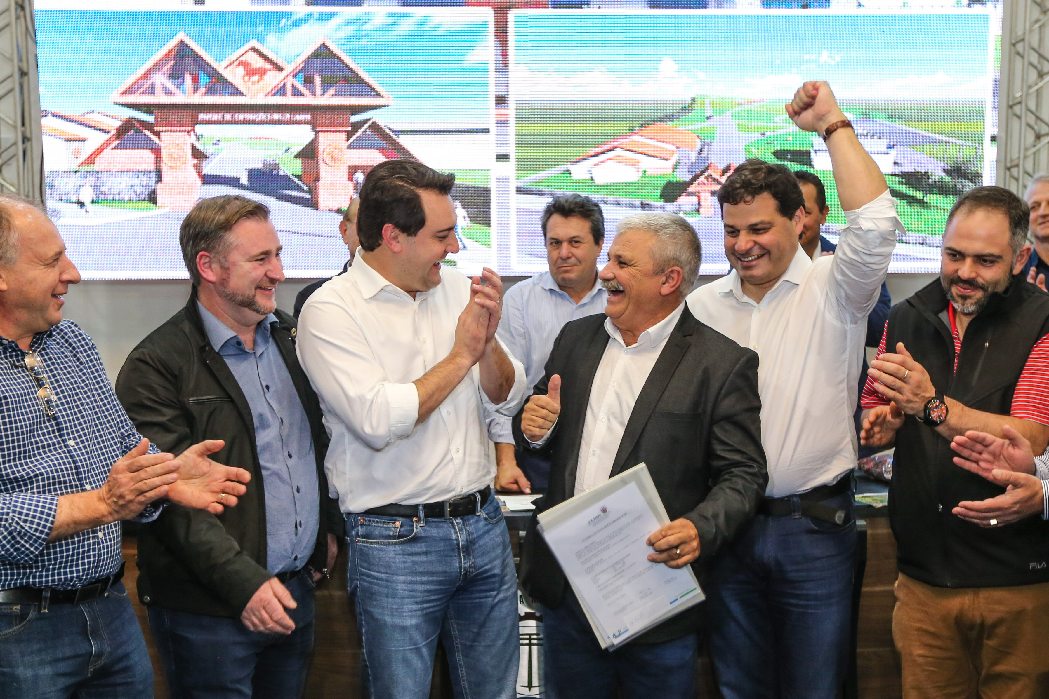 Governador Carlos Massa Ratinho Junior se reúne em Irati com os prefeitos do Centro-Sul do Paraná, e repassa recursos para investimentos em diversos municípios da região. O secretário do Desenvolvimento Urbano e Obras Públicas, João Carlos Ortega, também participa do encontro. - Irati, 07/06/2019 - Foto: Geraldo Bubniak/ANPr