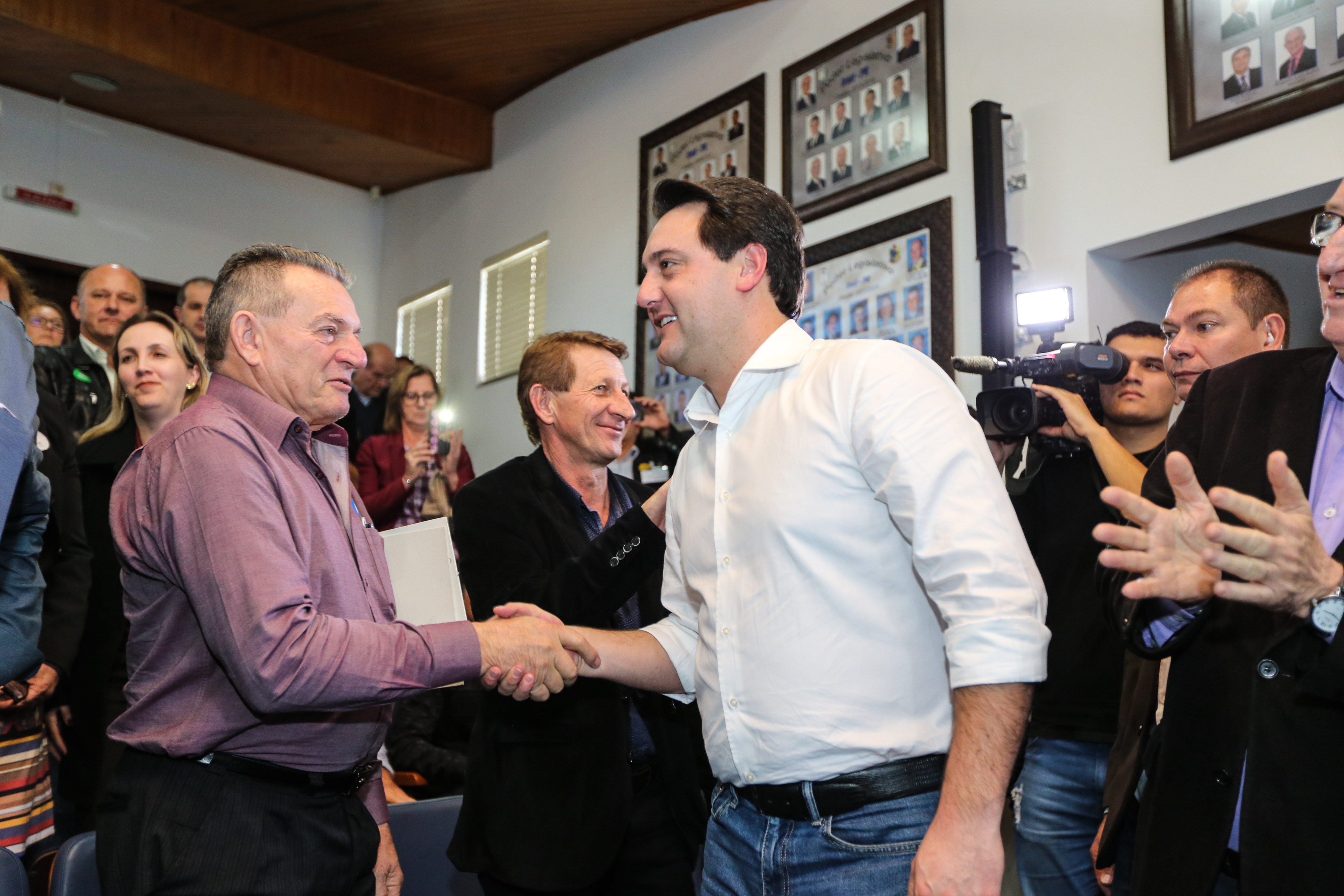 Governador Carlos Massa Ratinho Junior se reúne em Irati com os prefeitos do Centro-Sul do Paraná, e repassa recursos para investimentos em diversos municípios da região. O secretário do Desenvolvimento Urbano e Obras Públicas, João Carlos Ortega, também participa do encontro. - Irati, 07/06/2019 - Foto: Geraldo Bubniak/ANPr