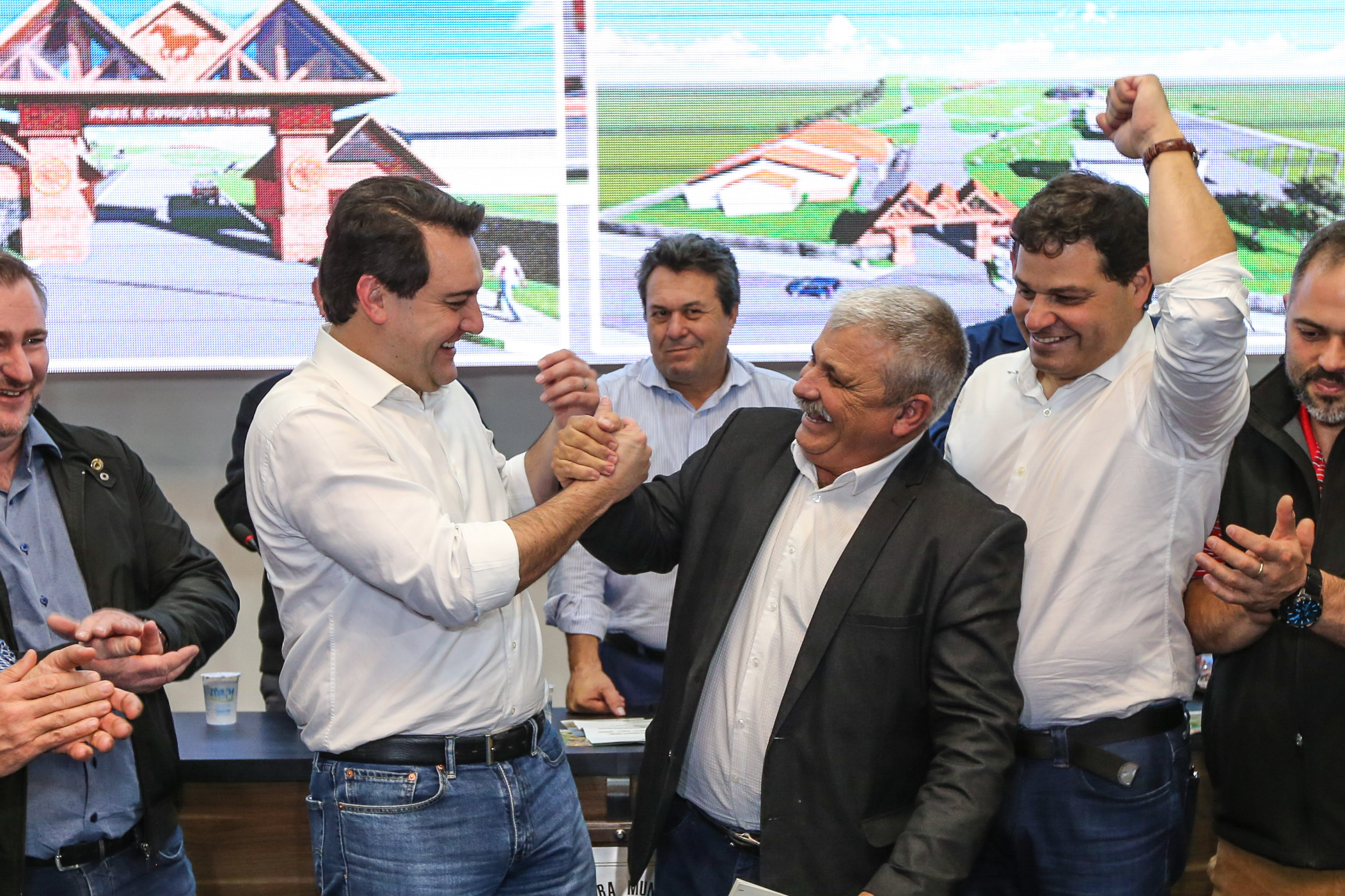 Governador Carlos Massa Ratinho Junior se reúne em Irati com os prefeitos do Centro-Sul do Paraná, e repassa recursos para investimentos em diversos municípios da região. O secretário do Desenvolvimento Urbano e Obras Públicas, João Carlos Ortega, também participa do encontro. - Irati, 07/06/2019 - Foto: Geraldo Bubniak/ANPr