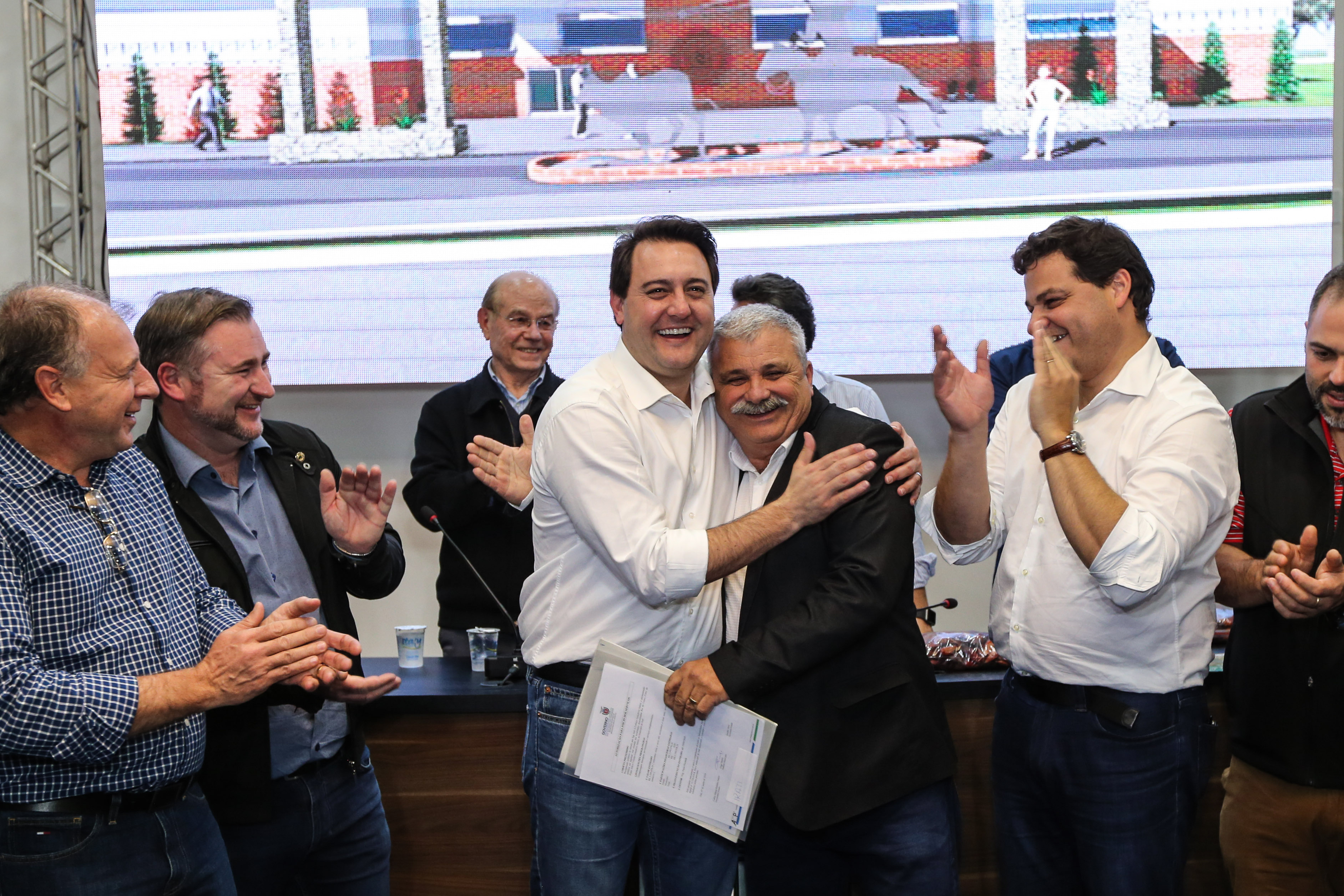 Governador Carlos Massa Ratinho Junior se reúne em Irati com os prefeitos do Centro-Sul do Paraná, e repassa recursos para investimentos em diversos municípios da região. O secretário do Desenvolvimento Urbano e Obras Públicas, João Carlos Ortega, também participa do encontro. - Irati, 07/06/2019 - Foto: Geraldo Bubniak/ANPr