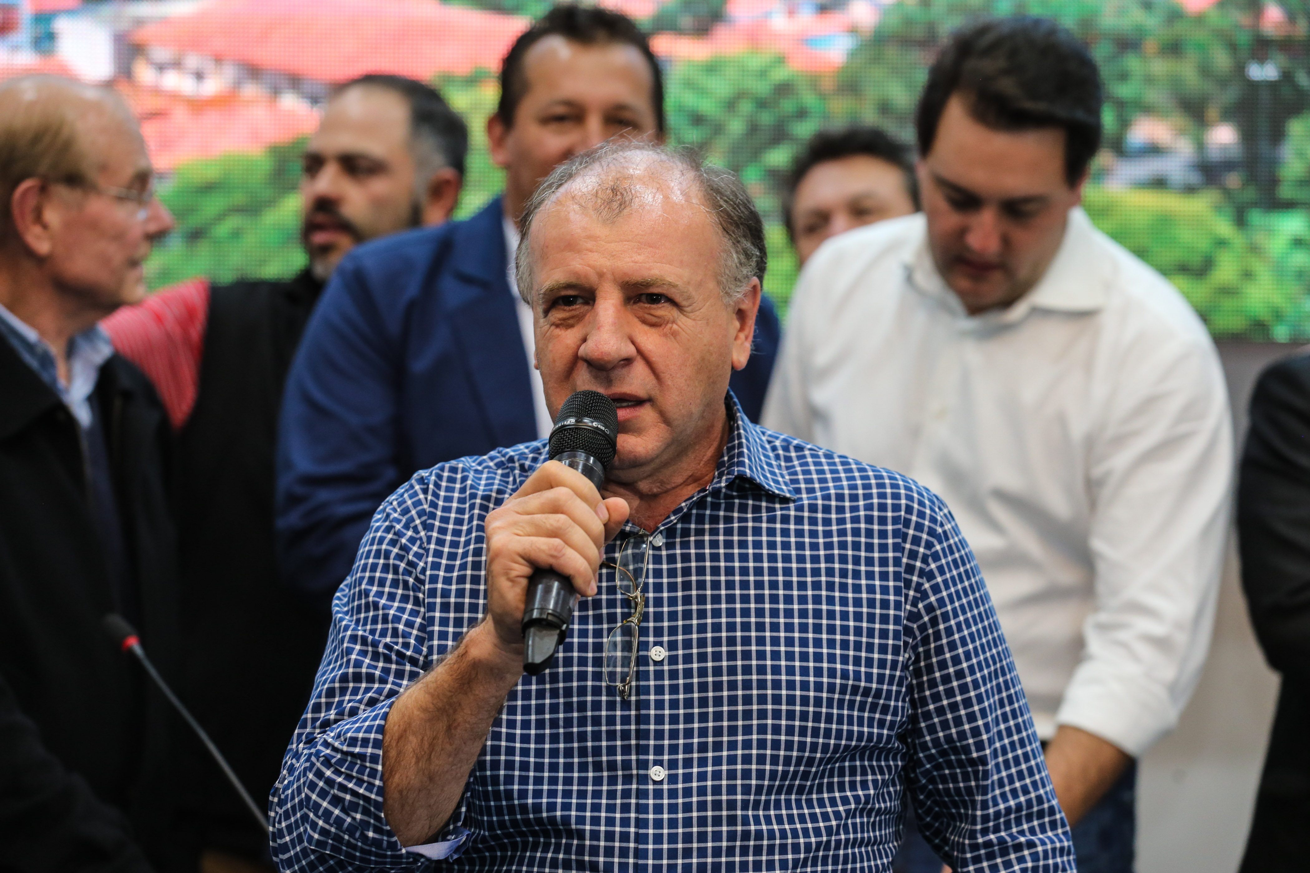 Governador Carlos Massa Ratinho Junior se reúne em Irati com os prefeitos do Centro-Sul do Paraná, e repassa recursos para investimentos em diversos municípios da região. O secretário do Desenvolvimento Urbano e Obras Públicas, João Carlos Ortega, também participa do encontro. - Irati, 07/06/2019 - Foto: Geraldo Bubniak/ANPr