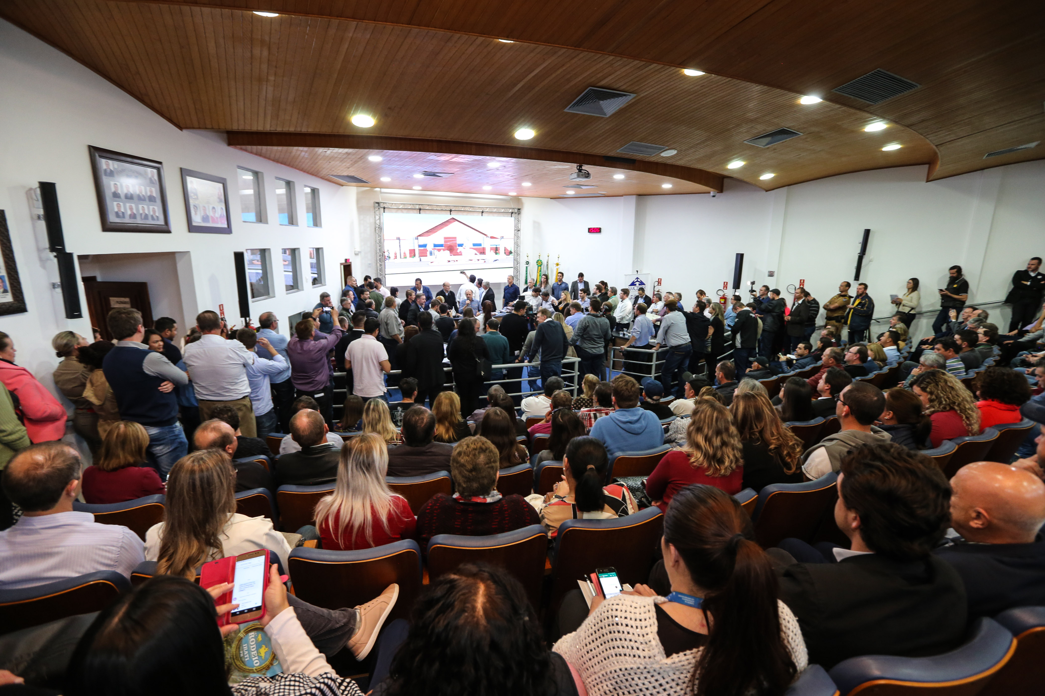 Governador Carlos Massa Ratinho Junior se reúne em Irati com os prefeitos do Centro-Sul do Paraná, e repassa recursos para investimentos em diversos municípios da região. O secretário do Desenvolvimento Urbano e Obras Públicas, João Carlos Ortega, também participa do encontro. - Irati, 07/06/2019 - Foto: Geraldo Bubniak/ANPr