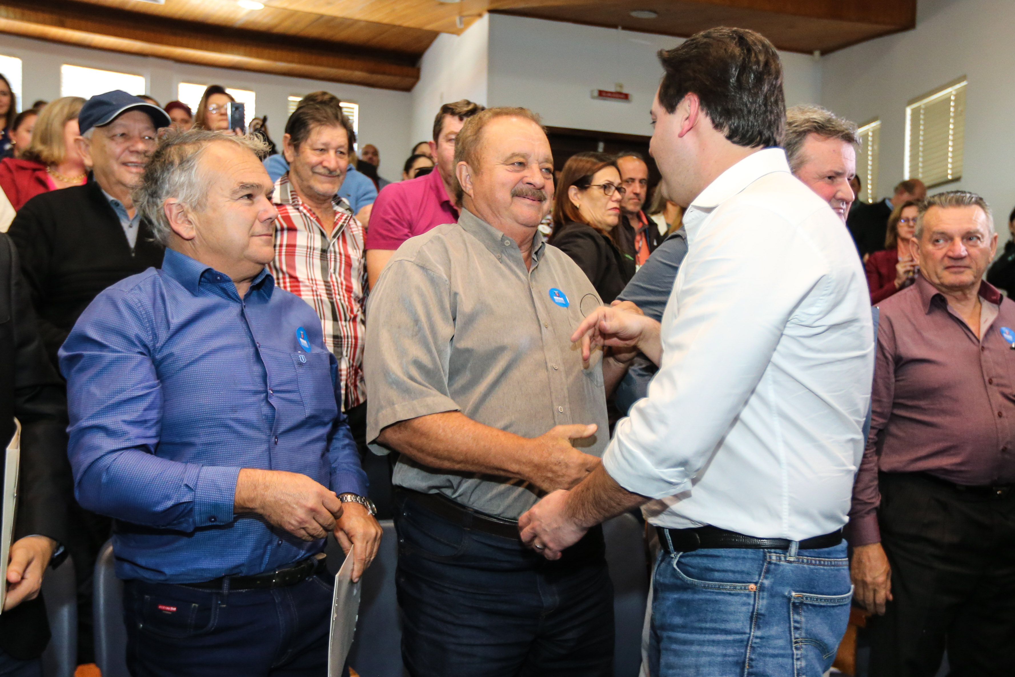 Governador Carlos Massa Ratinho Junior se reúne em Irati com os prefeitos do Centro-Sul do Paraná, e repassa recursos para investimentos em diversos municípios da região. O secretário do Desenvolvimento Urbano e Obras Públicas, João Carlos Ortega, também participa do encontro. - Irati, 07/06/2019 - Foto: Geraldo Bubniak/ANPr