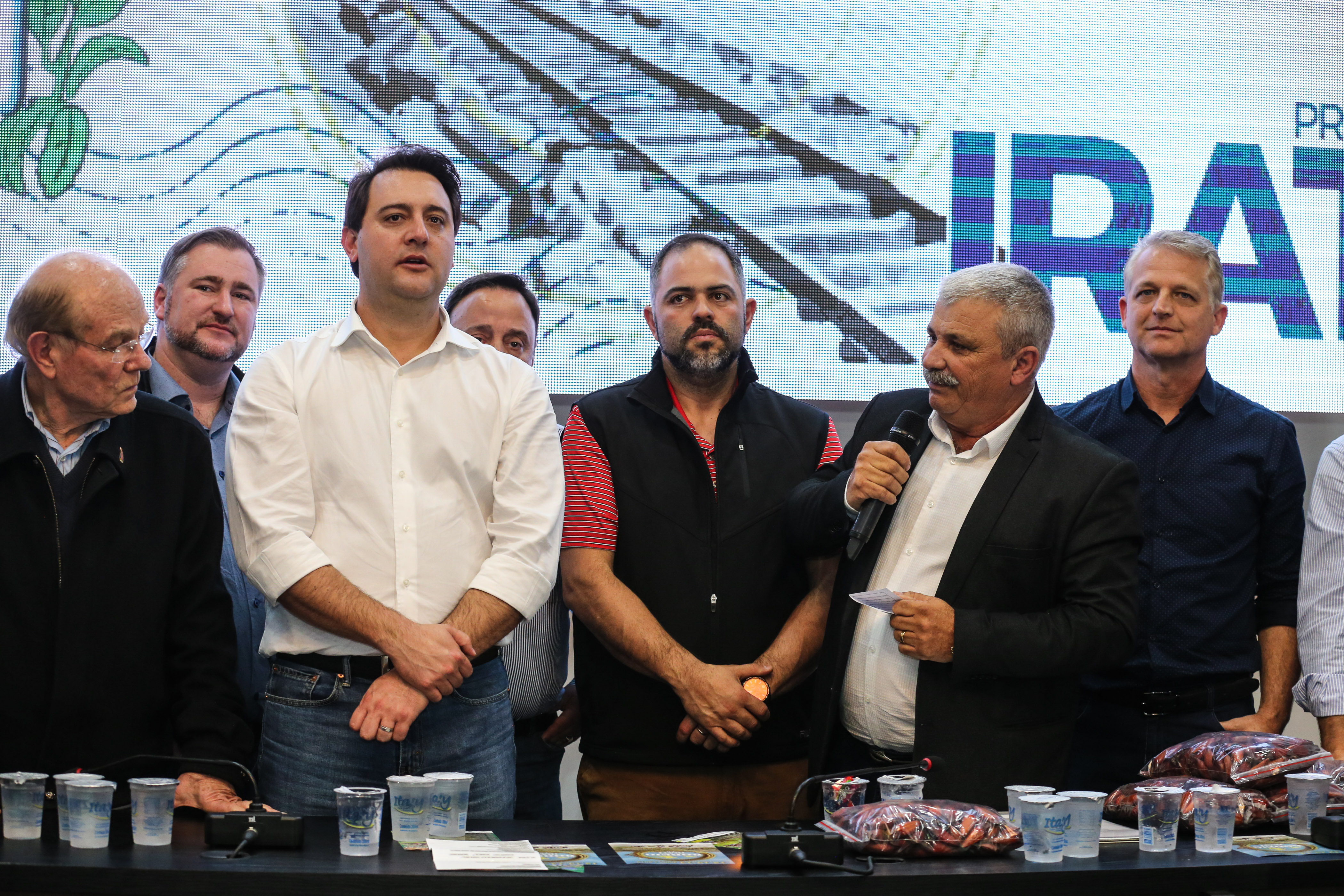 Governador Carlos Massa Ratinho Junior se reúne em Irati com os prefeitos do Centro-Sul do Paraná, e repassa recursos para investimentos em diversos municípios da região. O secretário do Desenvolvimento Urbano e Obras Públicas, João Carlos Ortega, também participa do encontro. - Irati, 07/06/2019 - Foto: Geraldo Bubniak/ANPr