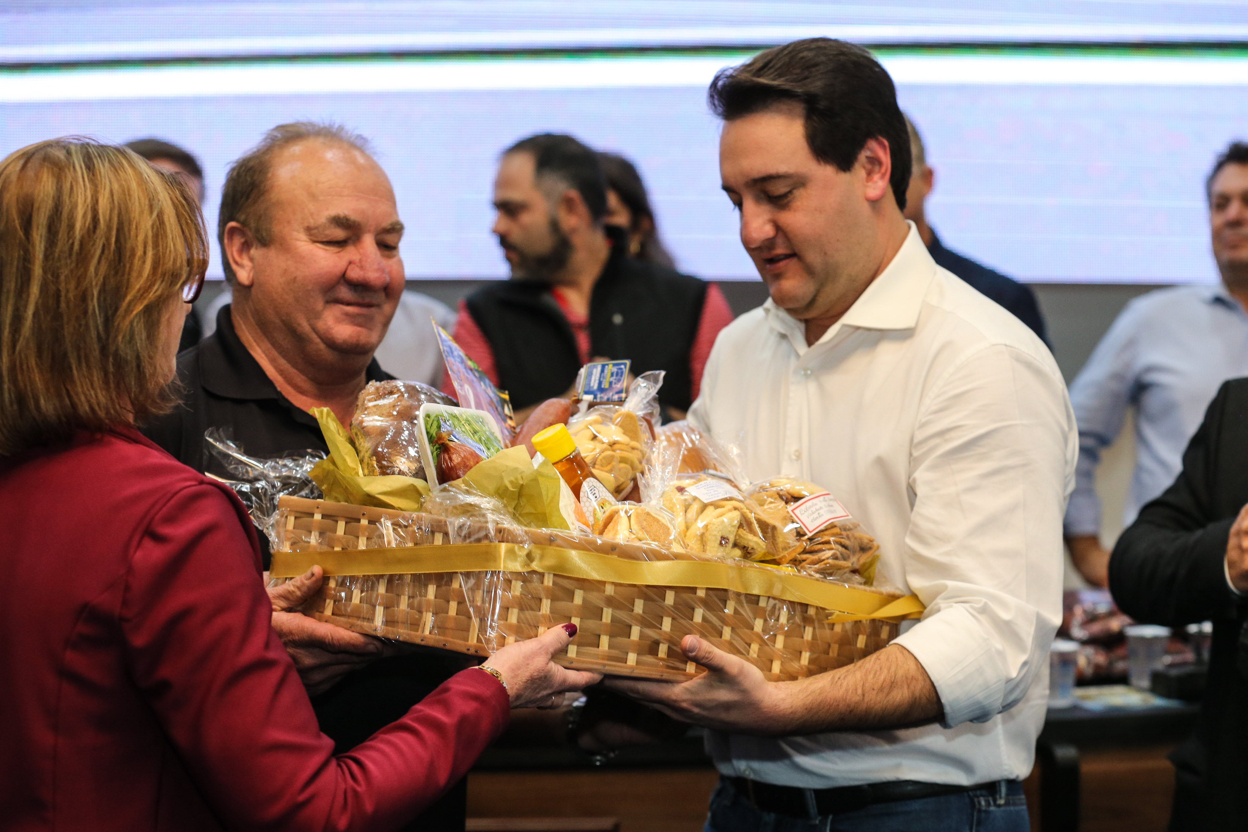 Governador Carlos Massa Ratinho Junior se reúne em Irati com os prefeitos do Centro-Sul do Paraná, e repassa recursos para investimentos em diversos municípios da região. O secretário do Desenvolvimento Urbano e Obras Públicas, João Carlos Ortega, também participa do encontro. - Irati, 07/06/2019 - Foto: Geraldo Bubniak/ANPr