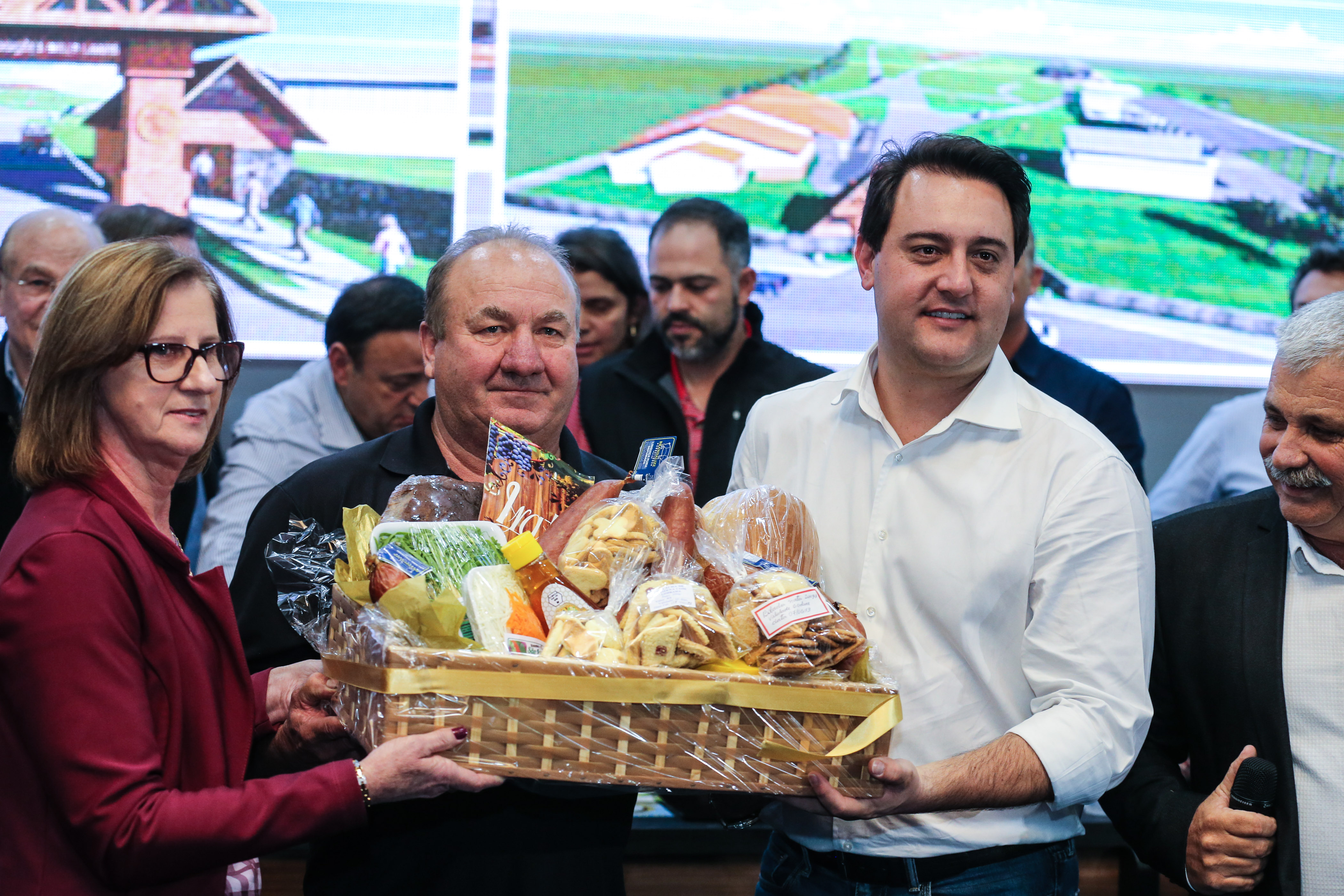 Governador Carlos Massa Ratinho Junior se reúne em Irati com os prefeitos do Centro-Sul do Paraná, e repassa recursos para investimentos em diversos municípios da região. O secretário do Desenvolvimento Urbano e Obras Públicas, João Carlos Ortega, também participa do encontro. - Irati, 07/06/2019 - Foto: Geraldo Bubniak/ANPr