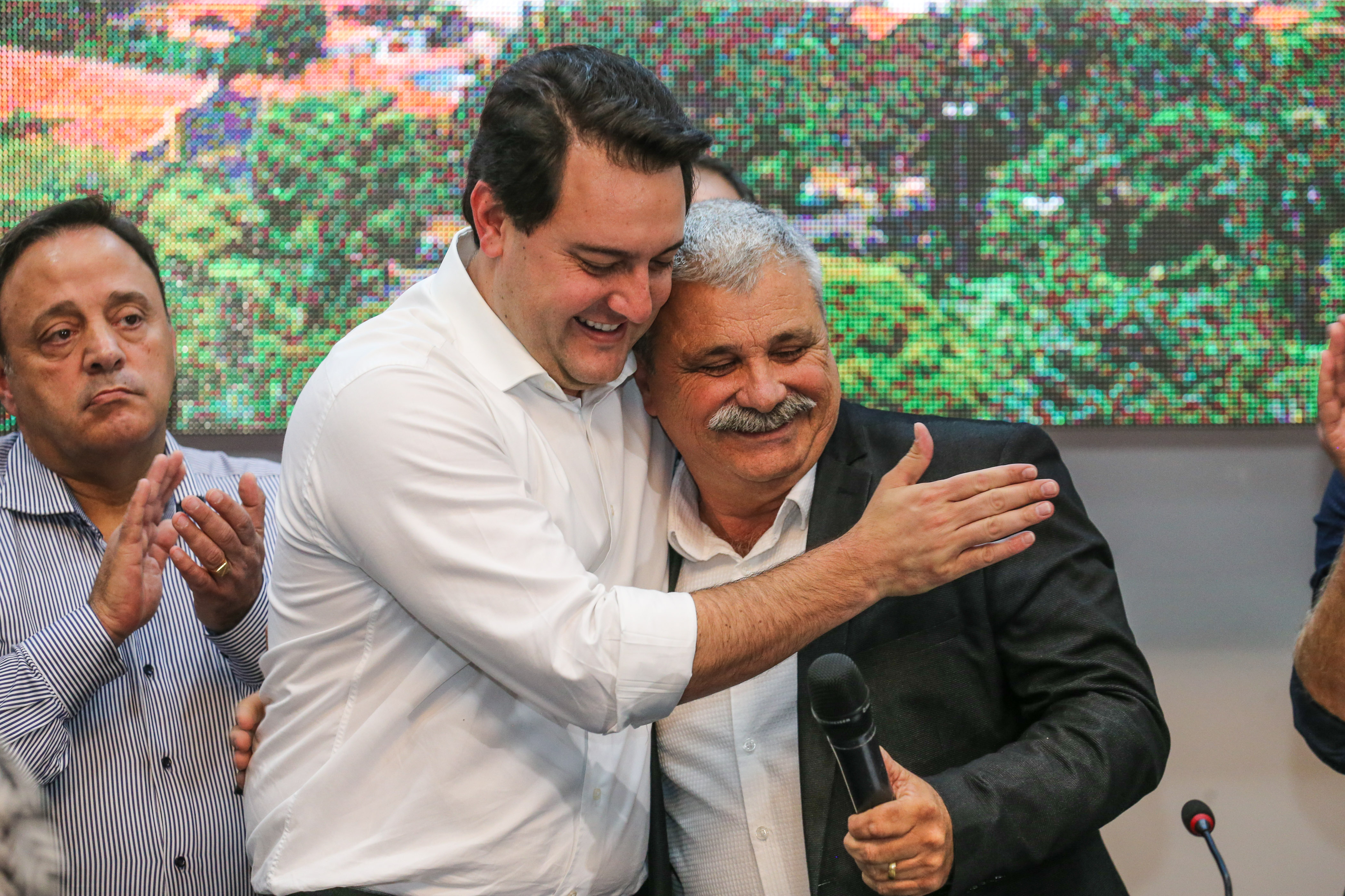 Governador Carlos Massa Ratinho Junior se reúne em Irati com os prefeitos do Centro-Sul do Paraná, e repassa recursos para investimentos em diversos municípios da região. O secretário do Desenvolvimento Urbano e Obras Públicas, João Carlos Ortega, também participa do encontro. - Irati, 07/06/2019 - Foto: Geraldo Bubniak/ANPr
