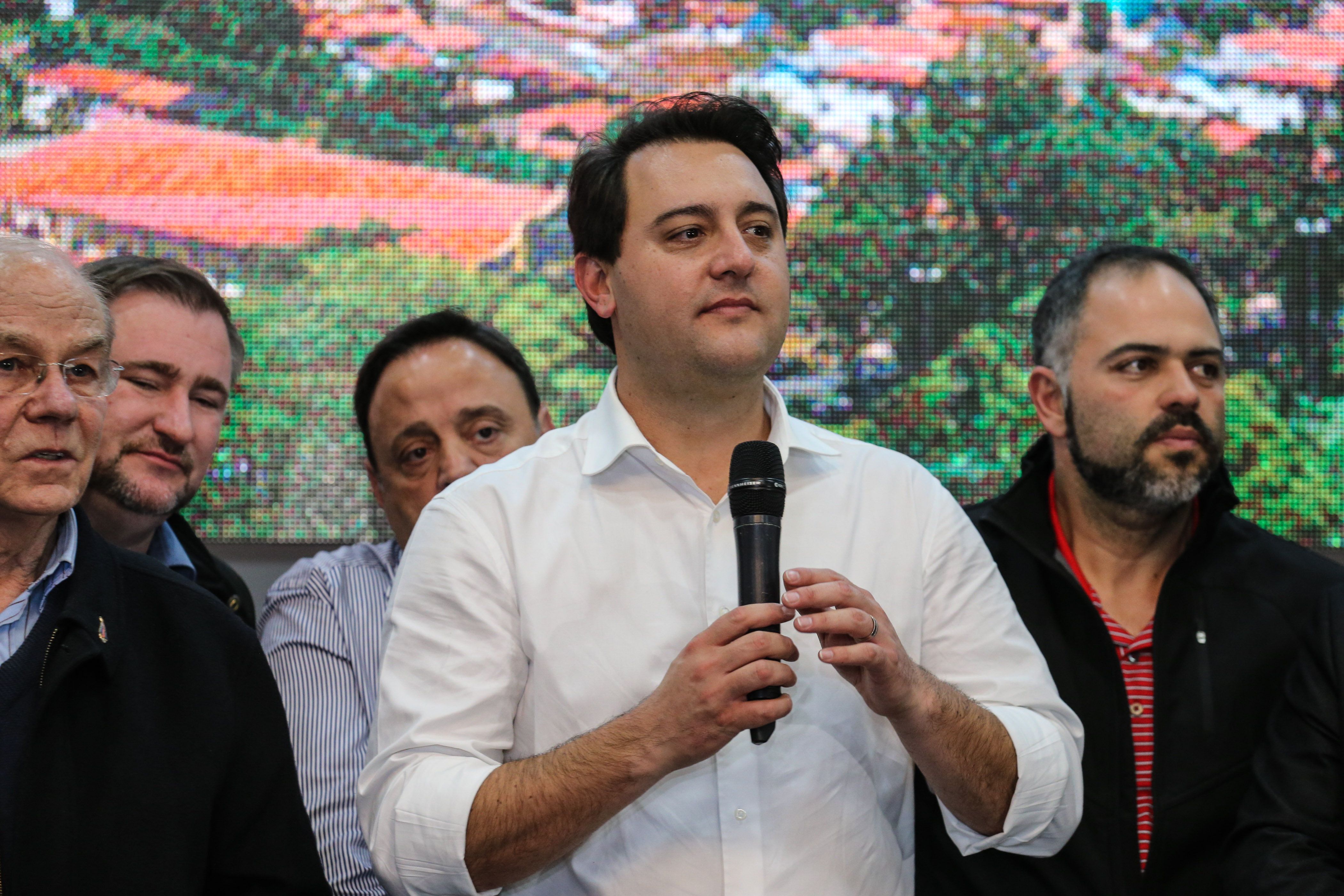 Governador Carlos Massa Ratinho Junior se reúne em Irati com os prefeitos do Centro-Sul do Paraná, e repassa recursos para investimentos em diversos municípios da região. O secretário do Desenvolvimento Urbano e Obras Públicas, João Carlos Ortega, também participa do encontro. - Irati, 07/06/2019 - Foto: Geraldo Bubniak/ANPr