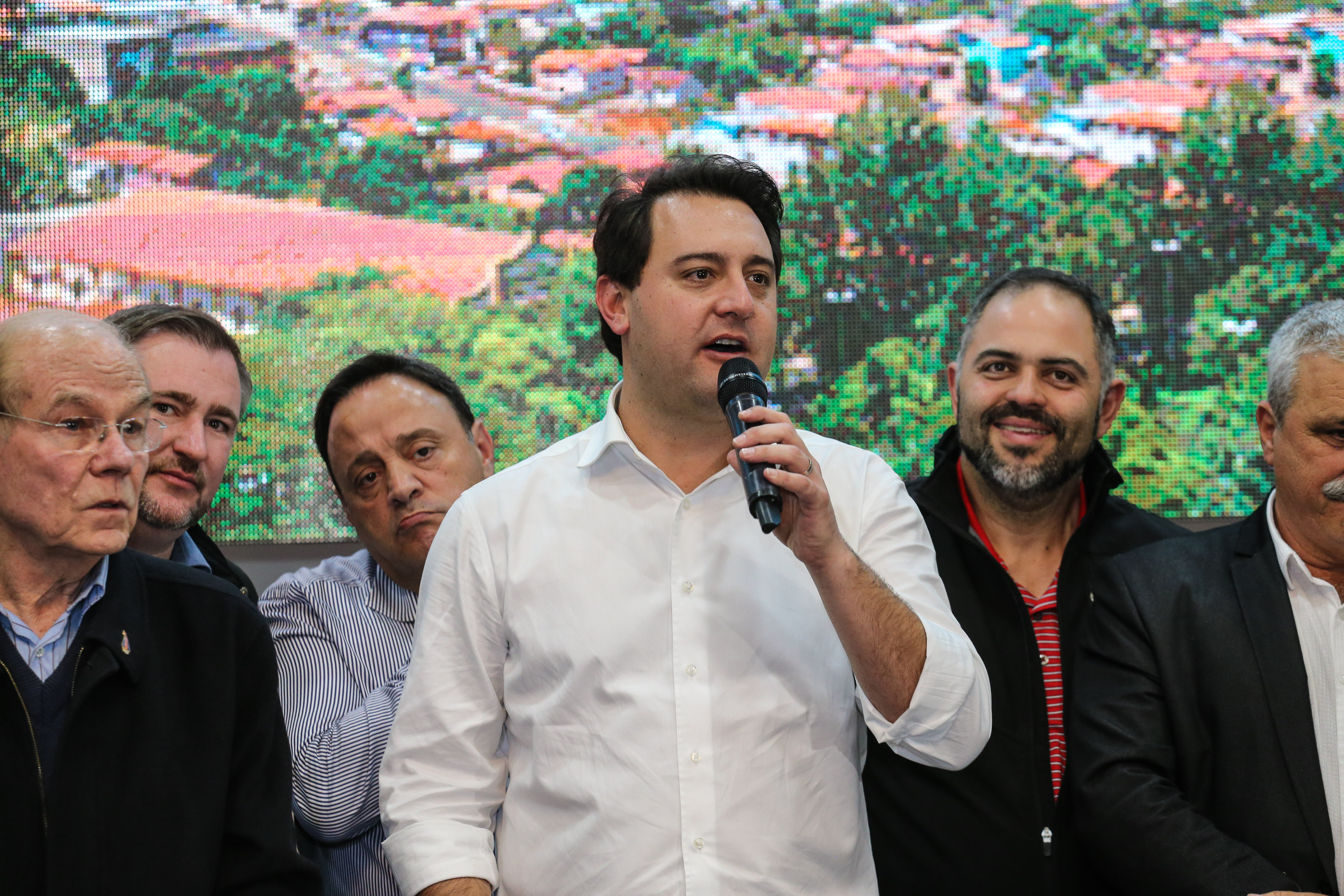 Governador Carlos Massa Ratinho Junior se reúne em Irati com os prefeitos do Centro-Sul do Paraná, e repassa recursos para investimentos em diversos municípios da região. O secretário do Desenvolvimento Urbano e Obras Públicas, João Carlos Ortega, também participa do encontro. - Irati, 07/06/2019 - Foto: Geraldo Bubniak/ANPr