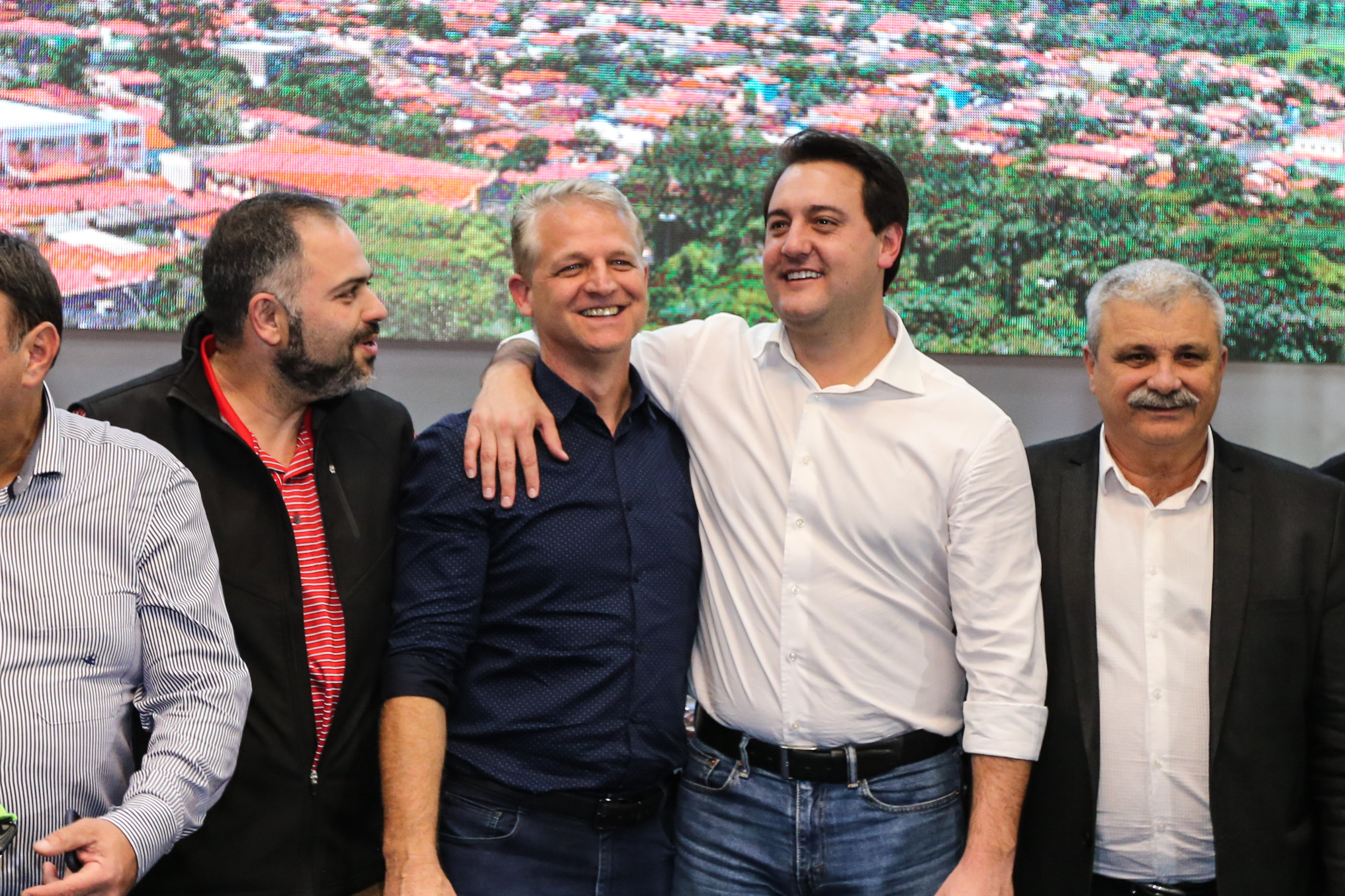 Governador Carlos Massa Ratinho Junior se reúne em Irati com os prefeitos do Centro-Sul do Paraná, e repassa recursos para investimentos em diversos municípios da região. O secretário do Desenvolvimento Urbano e Obras Públicas, João Carlos Ortega, também participa do encontro. - Irati, 07/06/2019 - Foto: Geraldo Bubniak/ANPr