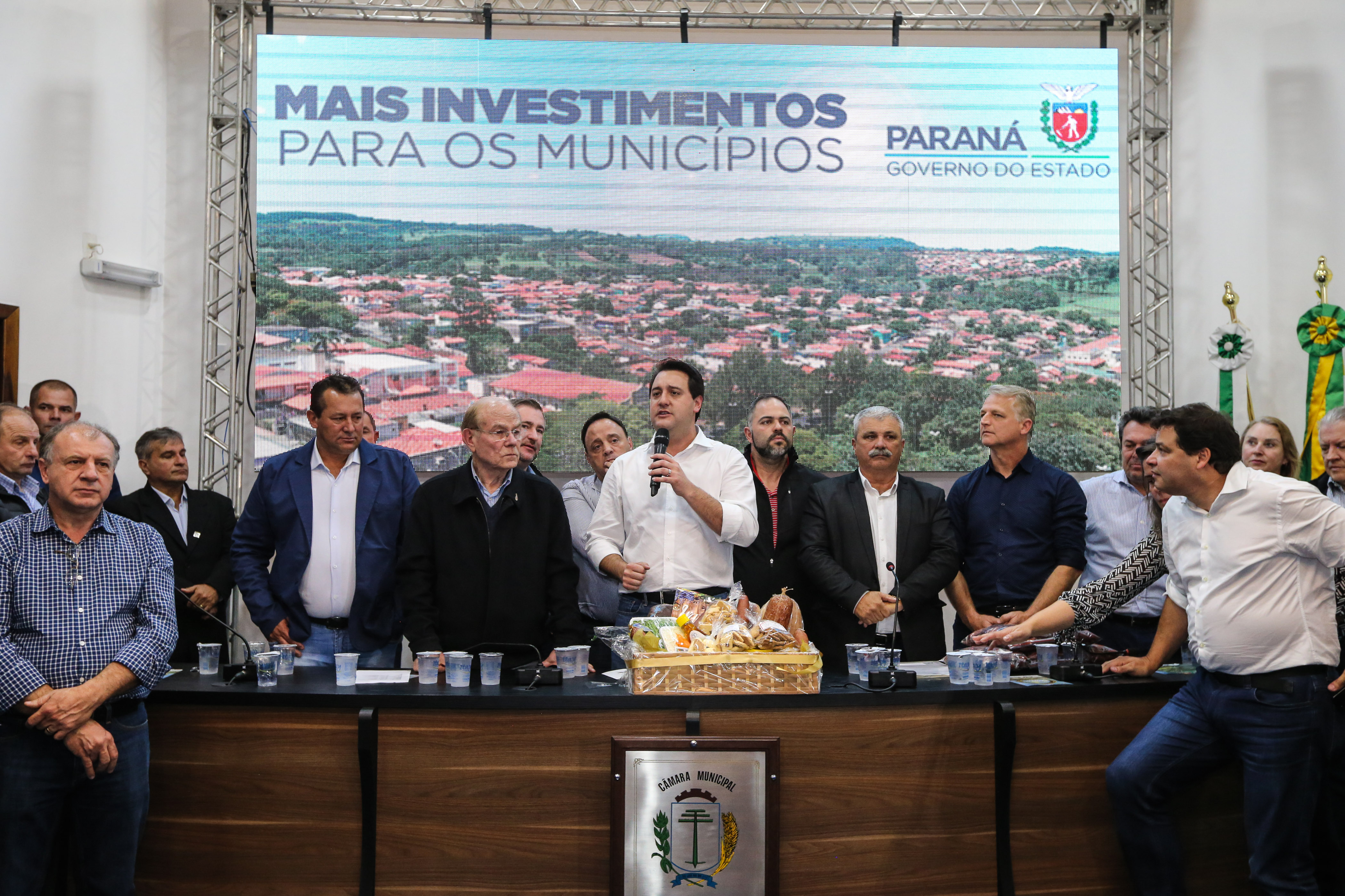 Governador Carlos Massa Ratinho Junior se reúne em Irati com os prefeitos do Centro-Sul do Paraná, e repassa recursos para investimentos em diversos municípios da região. O secretário do Desenvolvimento Urbano e Obras Públicas, João Carlos Ortega, também participa do encontro. - Irati, 07/06/2019 - Foto: Geraldo Bubniak/ANPr