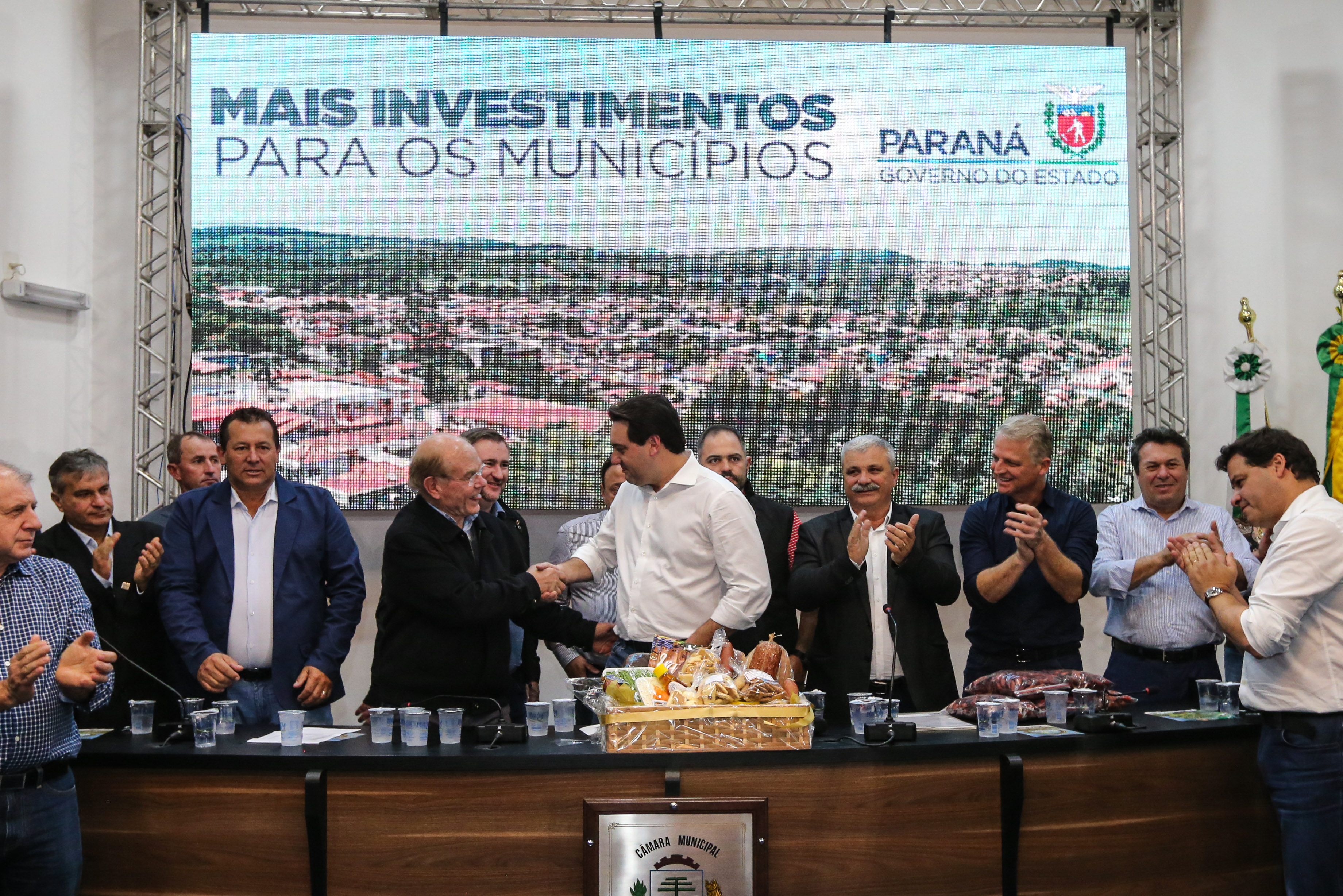 Governador Carlos Massa Ratinho Junior se reúne em Irati com os prefeitos do Centro-Sul do Paraná, e repassa recursos para investimentos em diversos municípios da região. O secretário do Desenvolvimento Urbano e Obras Públicas, João Carlos Ortega, também participa do encontro. - Irati, 07/06/2019 - Foto: Geraldo Bubniak/ANPr