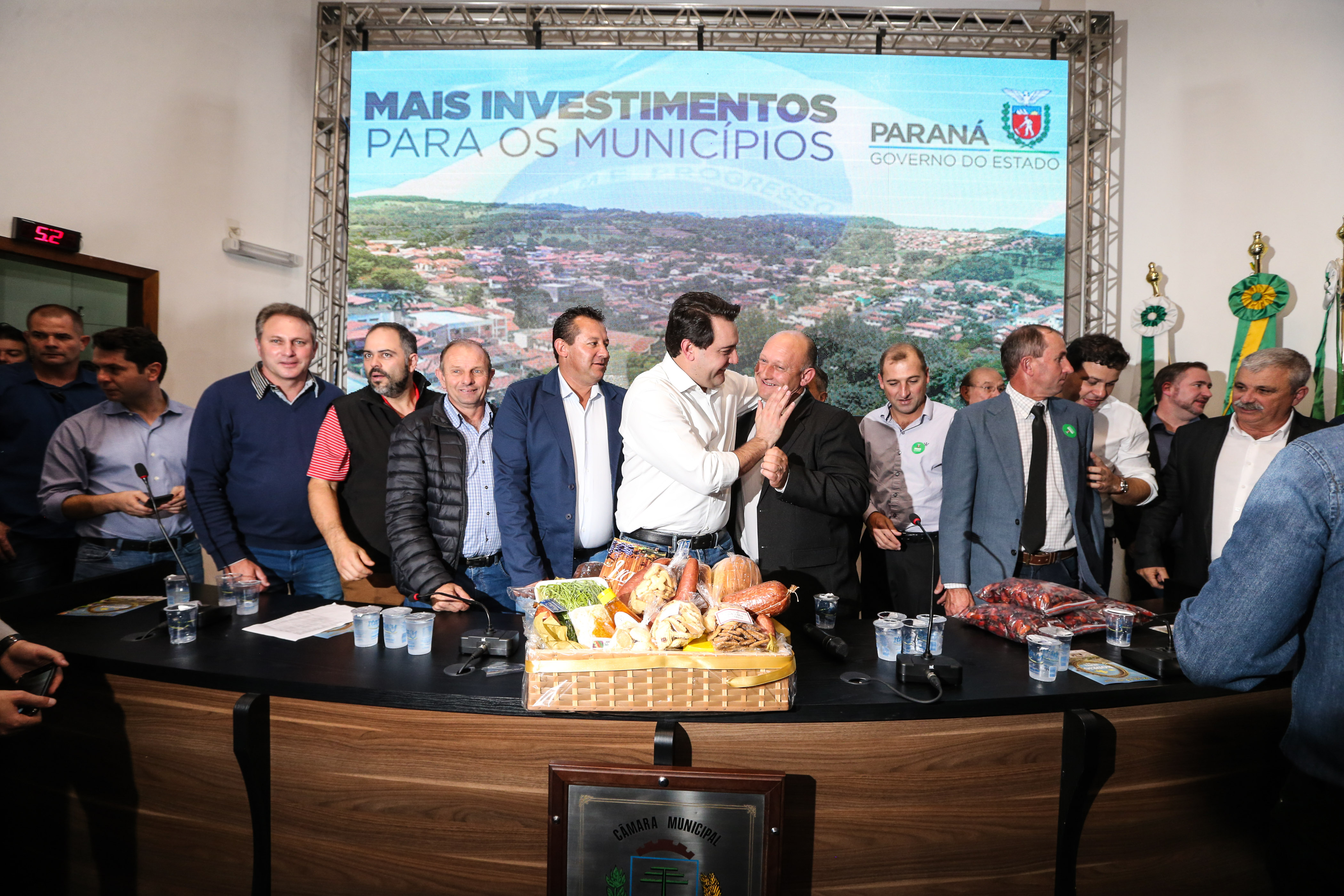 Governador Carlos Massa Ratinho Junior se reúne em Irati com os prefeitos do Centro-Sul do Paraná, e repassa recursos para investimentos em diversos municípios da região. O secretário do Desenvolvimento Urbano e Obras Públicas, João Carlos Ortega, também participa do encontro. - Irati, 07/06/2019 - Foto: Geraldo Bubniak/ANPr