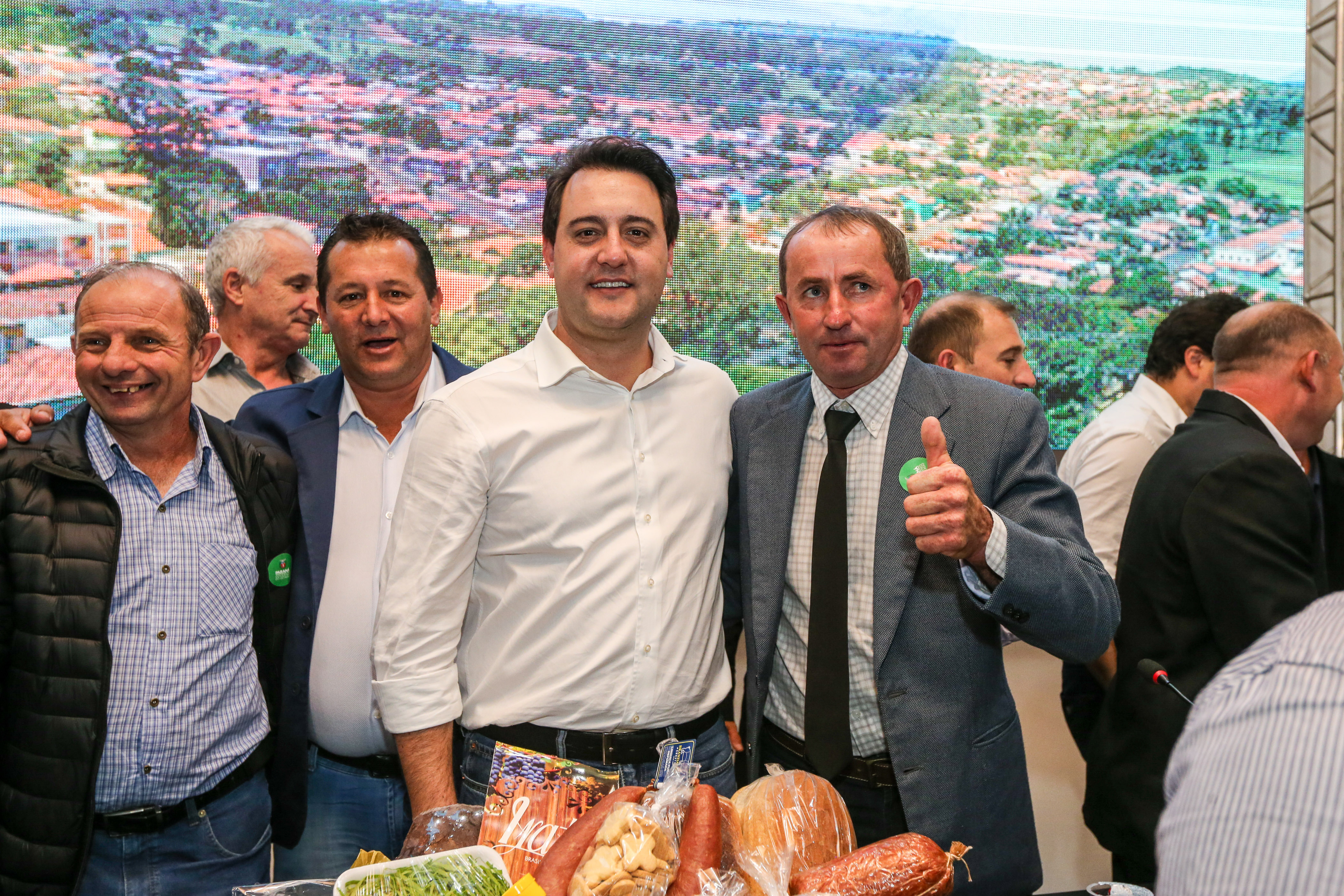 Governador Carlos Massa Ratinho Junior se reúne em Irati com os prefeitos do Centro-Sul do Paraná, e repassa recursos para investimentos em diversos municípios da região. O secretário do Desenvolvimento Urbano e Obras Públicas, João Carlos Ortega, também participa do encontro. - Irati, 07/06/2019 - Foto: Geraldo Bubniak/ANPr