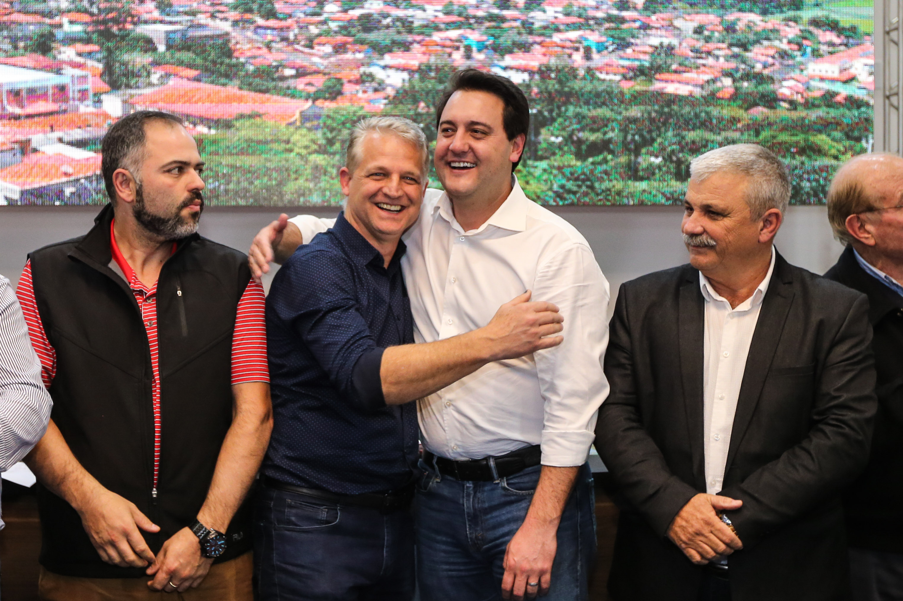 Governador Carlos Massa Ratinho Junior se reúne em Irati com os prefeitos do Centro-Sul do Paraná, e repassa recursos para investimentos em diversos municípios da região. O secretário do Desenvolvimento Urbano e Obras Públicas, João Carlos Ortega, também participa do encontro. - Irati, 07/06/2019 - Foto: Geraldo Bubniak/ANPr
