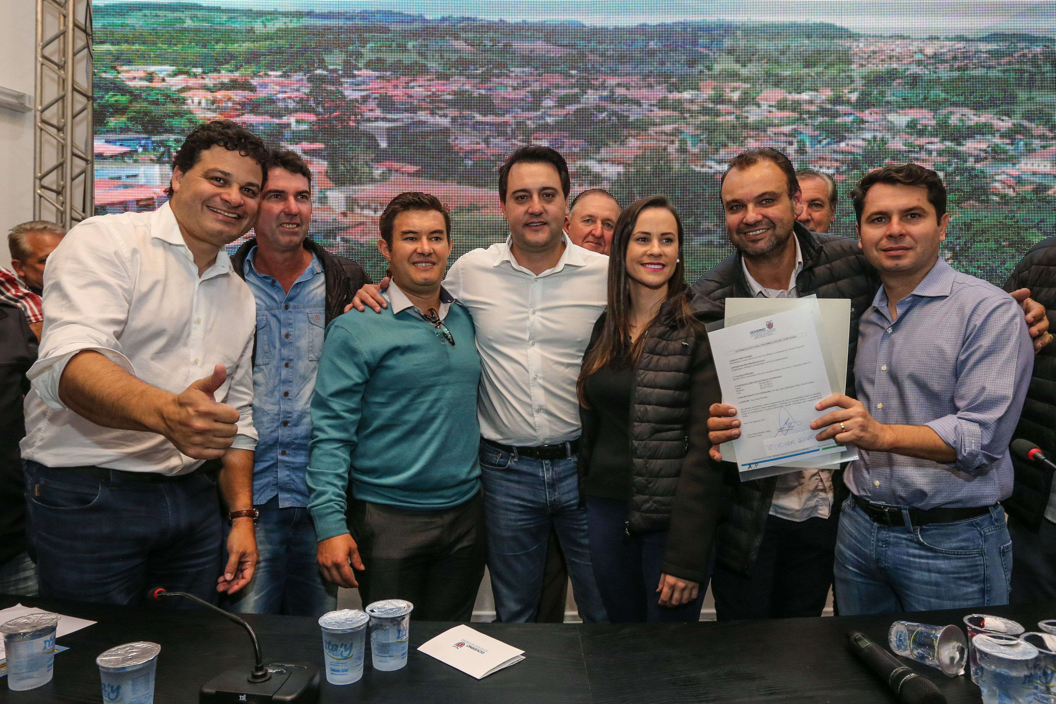 Governador Carlos Massa Ratinho Junior se reúne em Irati com os prefeitos do Centro-Sul do Paraná, e repassa recursos para investimentos em diversos municípios da região. O secretário do Desenvolvimento Urbano e Obras Públicas, João Carlos Ortega, também participa do encontro. - Irati, 07/06/2019 - Foto: Geraldo NBubniak/ANPr