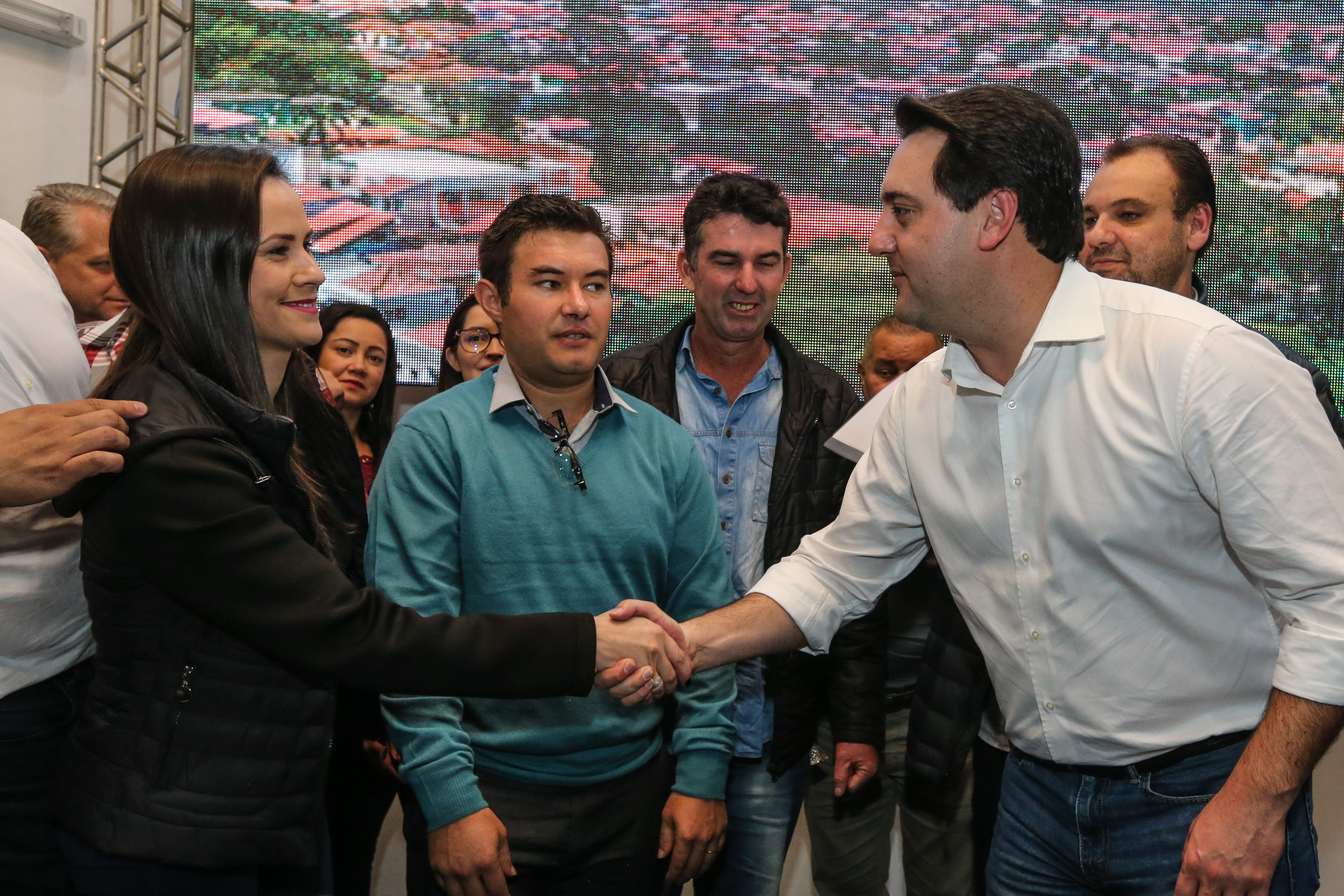 Governador Carlos Massa Ratinho Junior se reúne em Irati com os prefeitos do Centro-Sul do Paraná, e repassa recursos para investimentos em diversos municípios da região. O secretário do Desenvolvimento Urbano e Obras Públicas, João Carlos Ortega, também participa do encontro. - Irati, 07/06/2019 - Foto: Geraldo NBubniak/ANPr