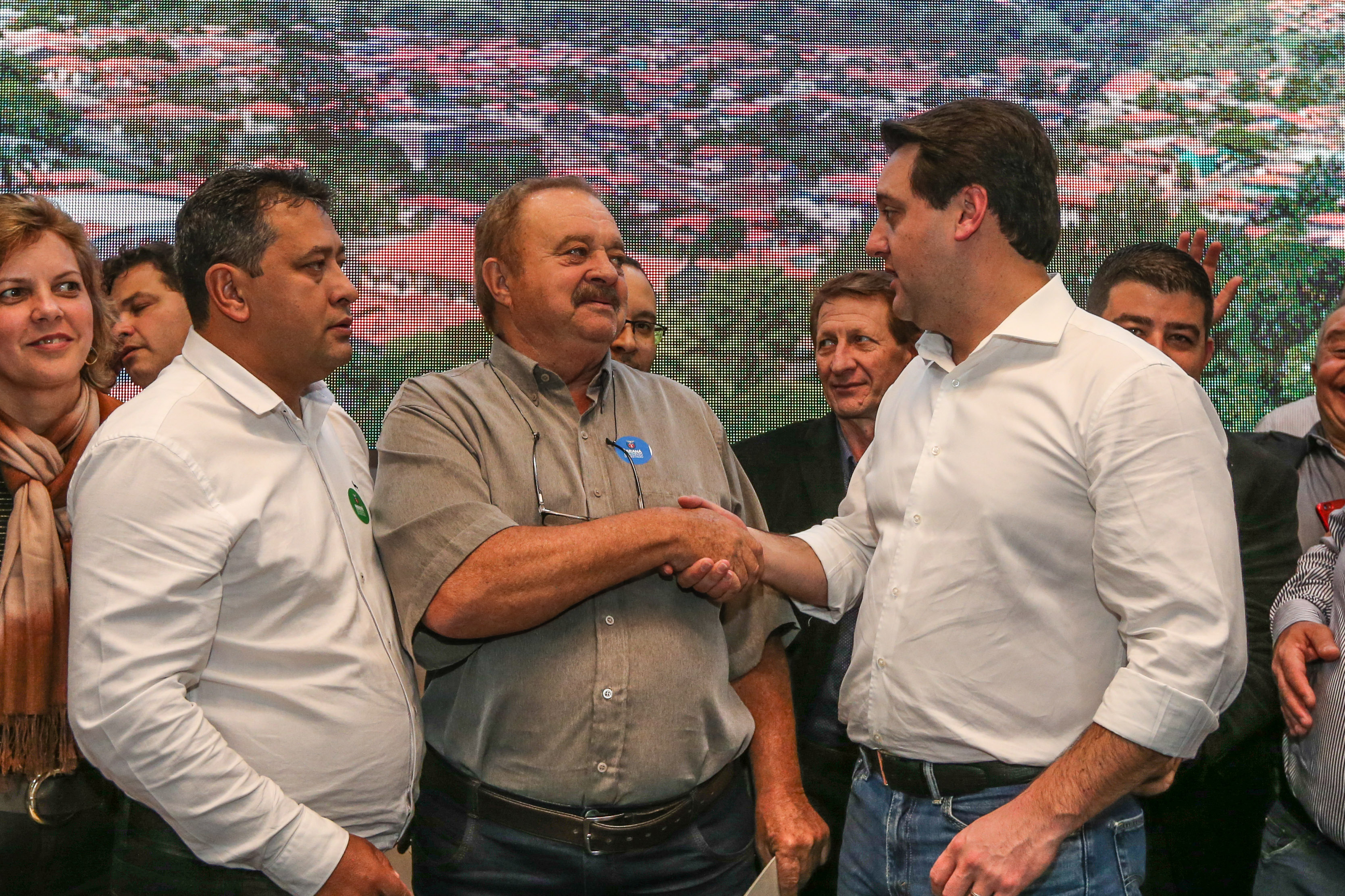 Governador Carlos Massa Ratinho Junior se reúne em Irati com os prefeitos do Centro-Sul do Paraná, e repassa recursos para investimentos em diversos municípios da região. O secretário do Desenvolvimento Urbano e Obras Públicas, João Carlos Ortega, também participa do encontro. - Irati, 07/06/2019 - Foto: Geraldo NBubniak/ANPr
