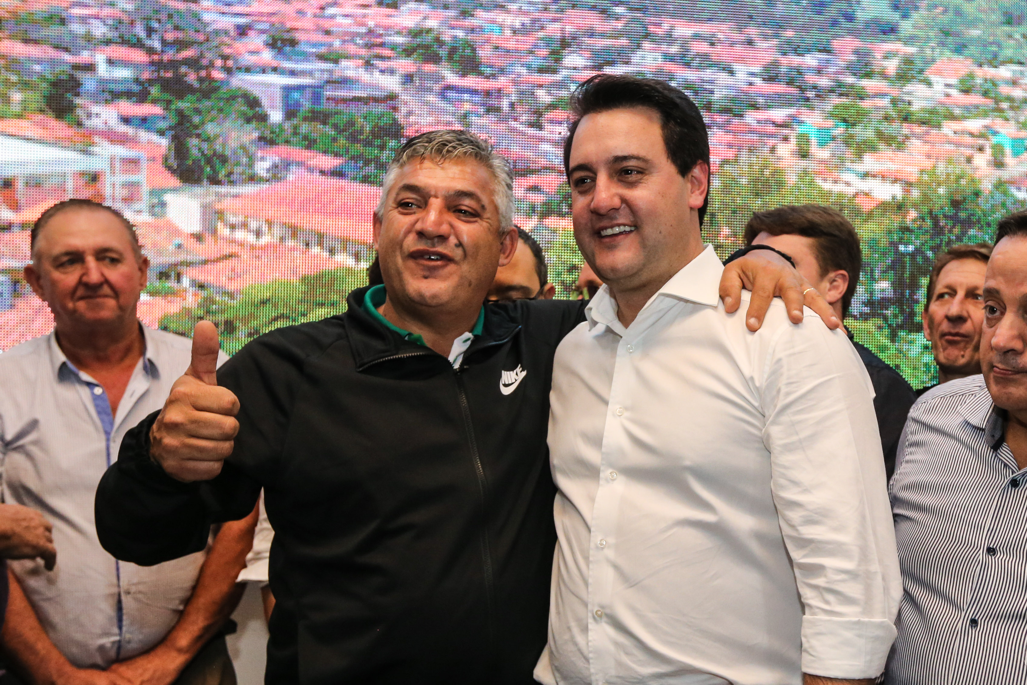 Governador Carlos Massa Ratinho Junior se reúne em Irati com os prefeitos do Centro-Sul do Paraná, e repassa recursos para investimentos em diversos municípios da região. O secretário do Desenvolvimento Urbano e Obras Públicas, João Carlos Ortega, também participa do encontro. - Irati, 07/06/2019 - Foto: Geraldo NBubniak/ANPr