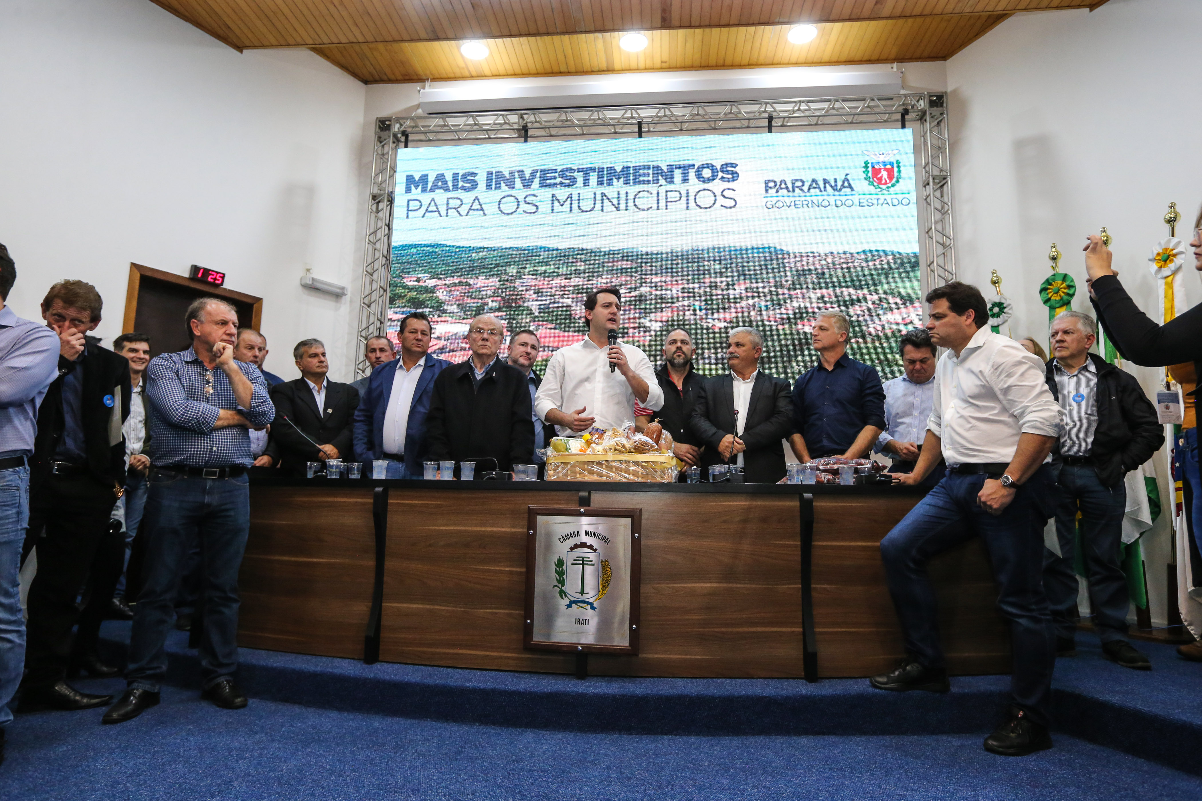 Governador Carlos Massa Ratinho Junior se reúne em Irati com os prefeitos do Centro-Sul do Paraná, e repassa recursos para investimentos em diversos municípios da região. O secretário do Desenvolvimento Urbano e Obras Públicas, João Carlos Ortega, também participa do encontro. - Irati, 07/06/2019 - Foto: Geraldo NBubniak/ANPr