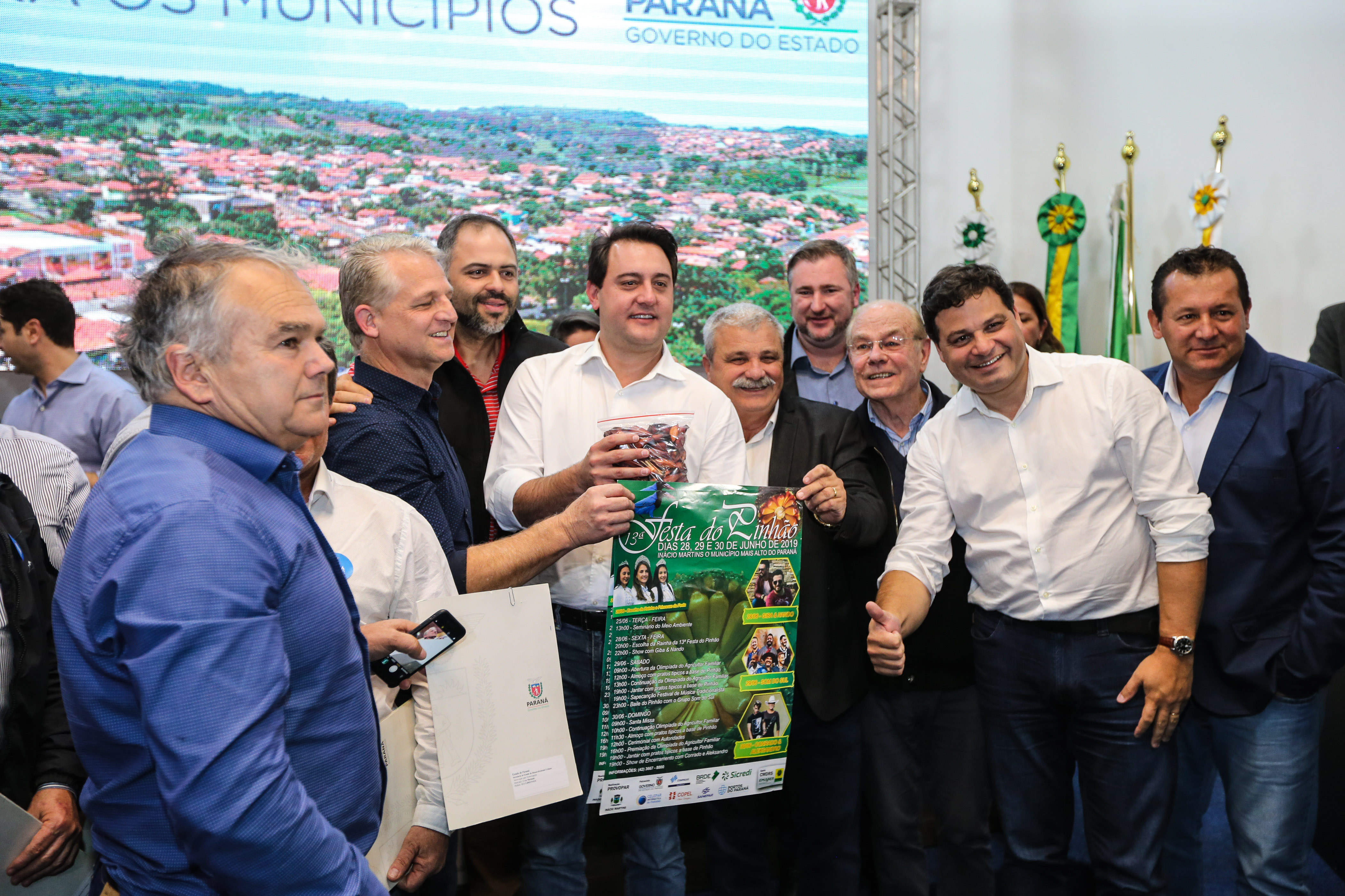 Governador Carlos Massa Ratinho Junior se reúne em Irati com os prefeitos do Centro-Sul do Paraná, e repassa recursos para investimentos em diversos municípios da região. O secretário do Desenvolvimento Urbano e Obras Públicas, João Carlos Ortega, também participa do encontro. - Irati, 07/06/2019 - Foto: Geraldo Bubniak/ANPr