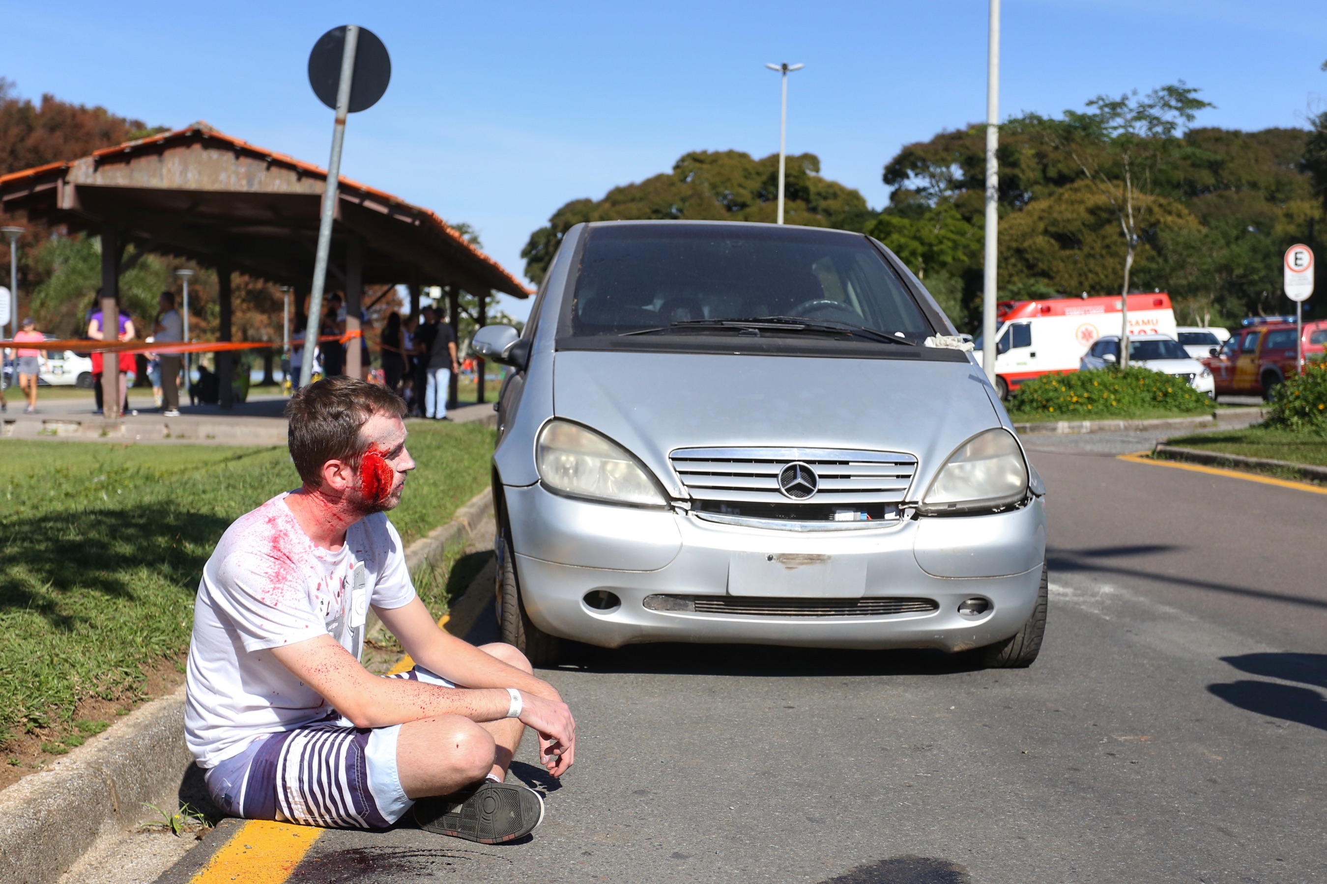 Um acidente de grandes proporções chamou a atenção de quem passou por um dos estacionamentos do Parque Barigui, em Curitiba, neste sábado (15)