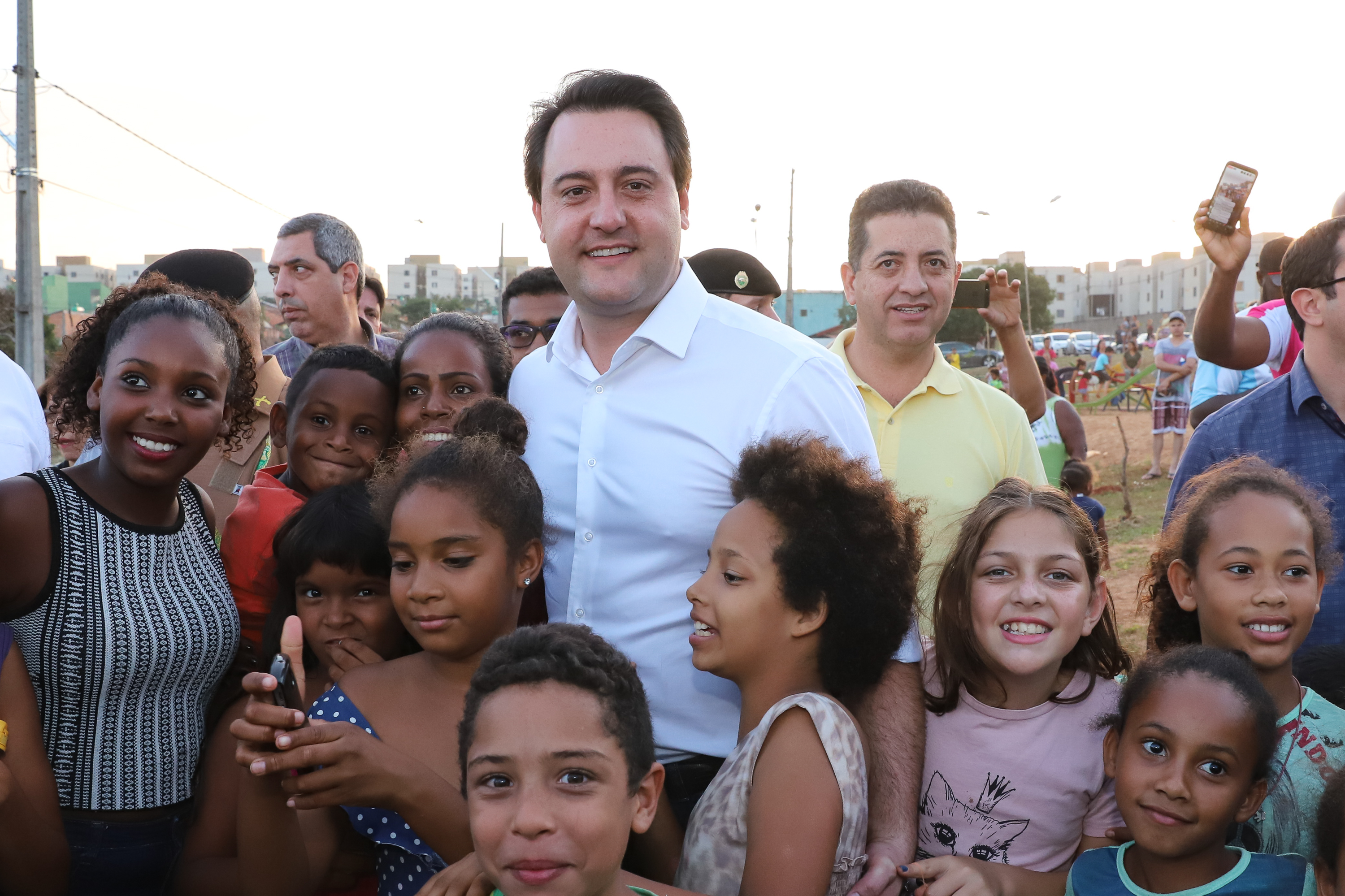 Londrina, no Norte do Paraná, ganhou uma unidade do projeto Arena Multiuso, espaço para atividades esportivas e de recreação, implantado pelo Governo do Estado, em parceria com o município. Instalada no conjunto residencial Vista Bela, a unidade foi entregue à comunidade pelo governador Carlos Massa Ratinho Junior, nesta quinta-feira (20). - Londrina, 20/06/2019 - Foto: Rodrigo Félix Leal/ANPr