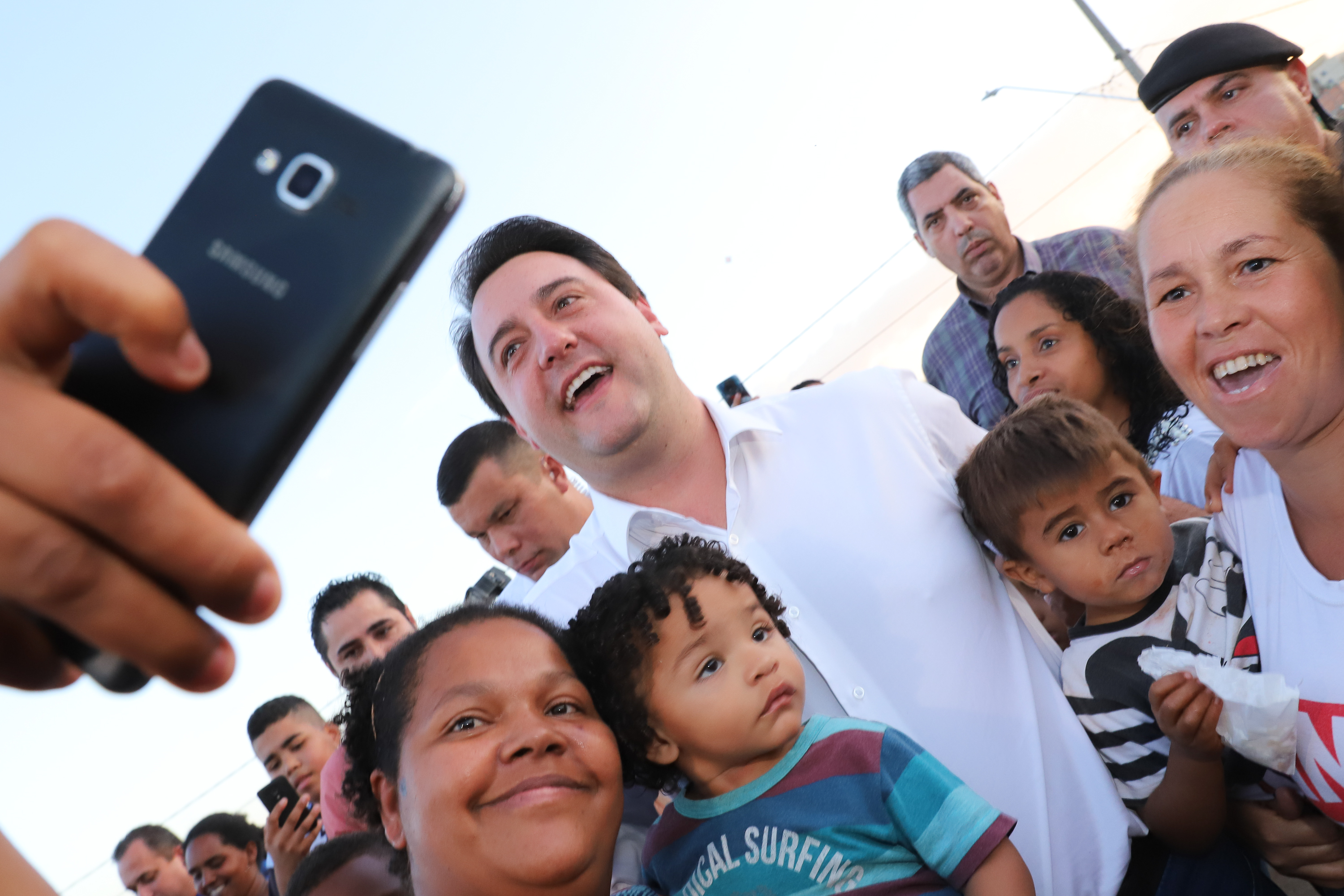 Londrina, no Norte do Paraná, ganhou uma unidade do projeto Arena Multiuso, espaço para atividades esportivas e de recreação, implantado pelo Governo do Estado, em parceria com o município. Instalada no conjunto residencial Vista Bela, a unidade foi entregue à comunidade pelo governador Carlos Massa Ratinho Junior, nesta quinta-feira (20). - Londrina, 20/06/2019 - Foto: Rodrigo Félix Leal/ANPr