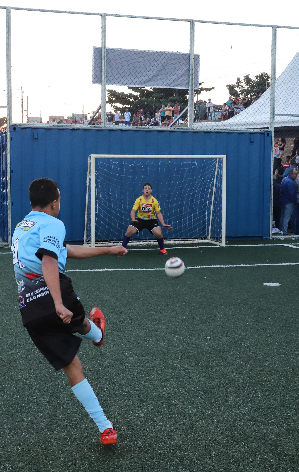 Londrina, no Norte do Paraná, ganhou uma unidade do projeto Arena Multiuso, espaço para atividades esportivas e de recreação, implantado pelo Governo do Estado, em parceria com o município. Instalada no conjunto residencial Vista Bela, a unidade foi entregue à comunidade pelo governador Carlos Massa Ratinho Junior, nesta quinta-feira (20). - Londrina, 20/06/2019 - Foto: Rodrigo Félix Leal/ANPr