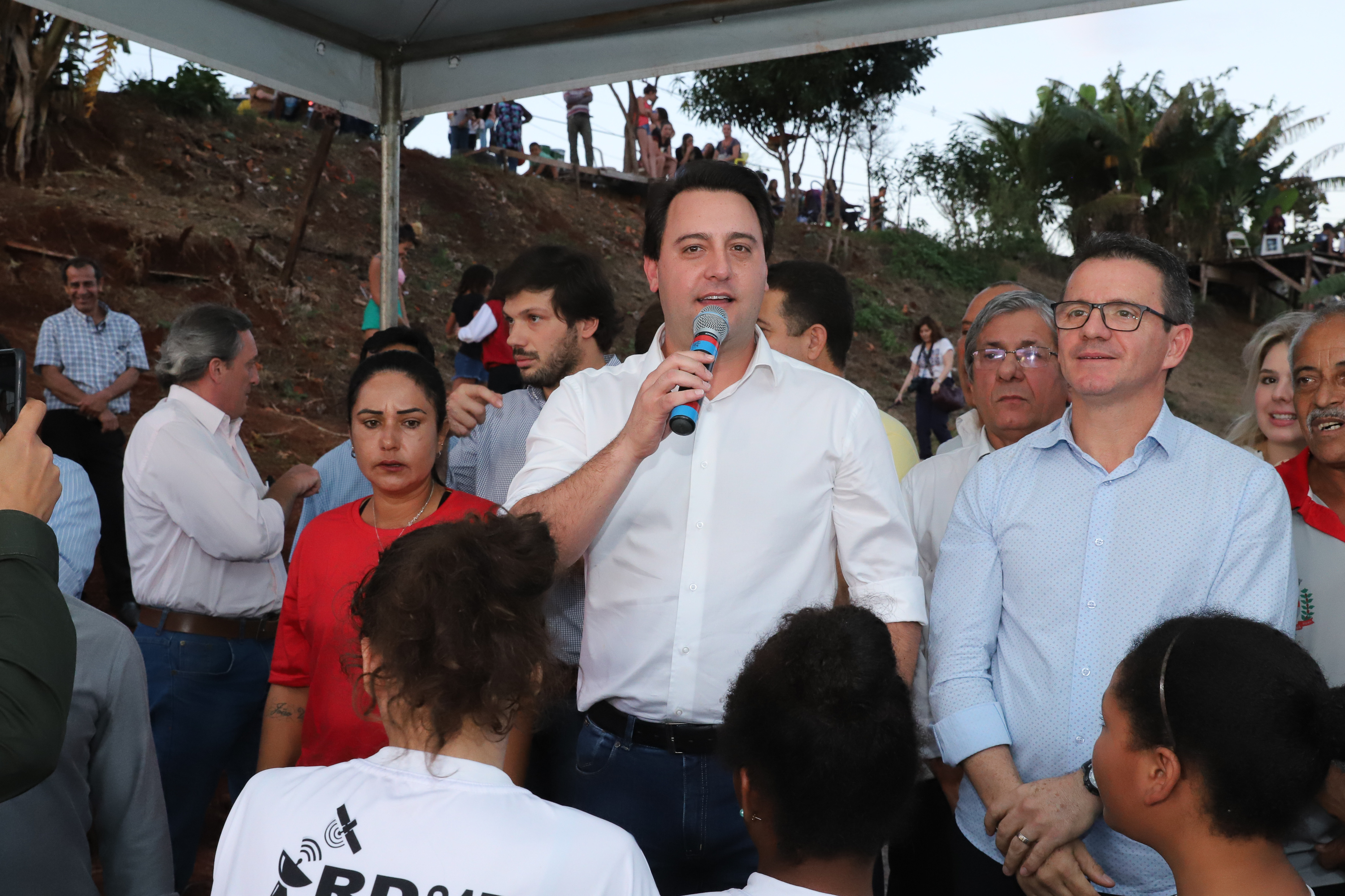 Londrina, no Norte do Paraná, ganhou uma unidade do projeto Arena Multiuso, espaço para atividades esportivas e de recreação, implantado pelo Governo do Estado, em parceria com o município. Instalada no conjunto residencial Vista Bela, a unidade foi entregue à comunidade pelo governador Carlos Massa Ratinho Junior, nesta quinta-feira (20). - Londrina, 20/06/2019 - Foto: Rodrigo Félix Leal/ANPr