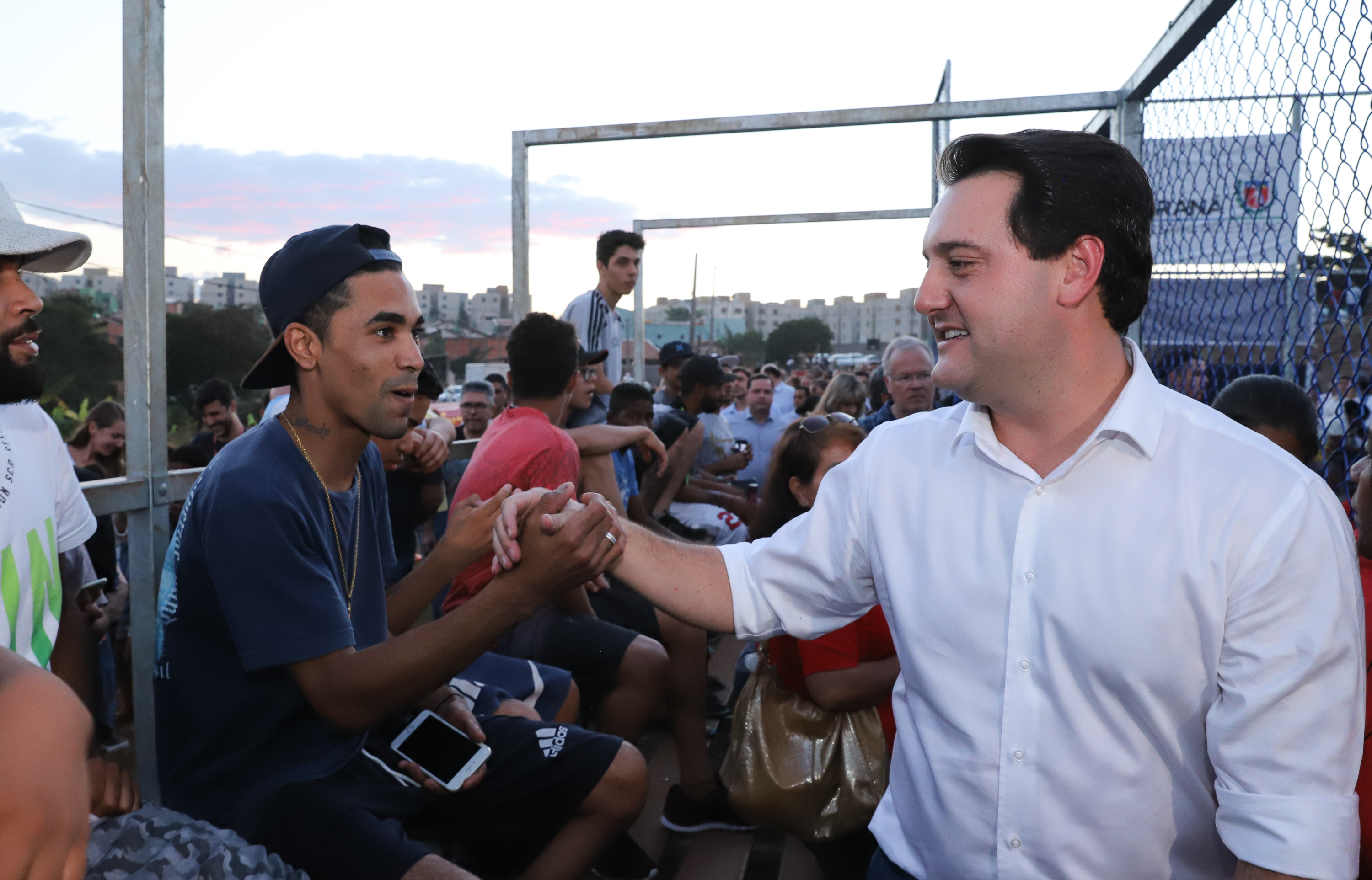 Londrina, no Norte do Paraná, ganhou uma unidade do projeto Arena Multiuso, espaço para atividades esportivas e de recreação, implantado pelo Governo do Estado, em parceria com o município. Instalada no conjunto residencial Vista Bela, a unidade foi entregue à comunidade pelo governador Carlos Massa Ratinho Junior, nesta quinta-feira (20). - Londrina, 20/06/2019 - Foto: Rodrigo Félix Leal/ANPr