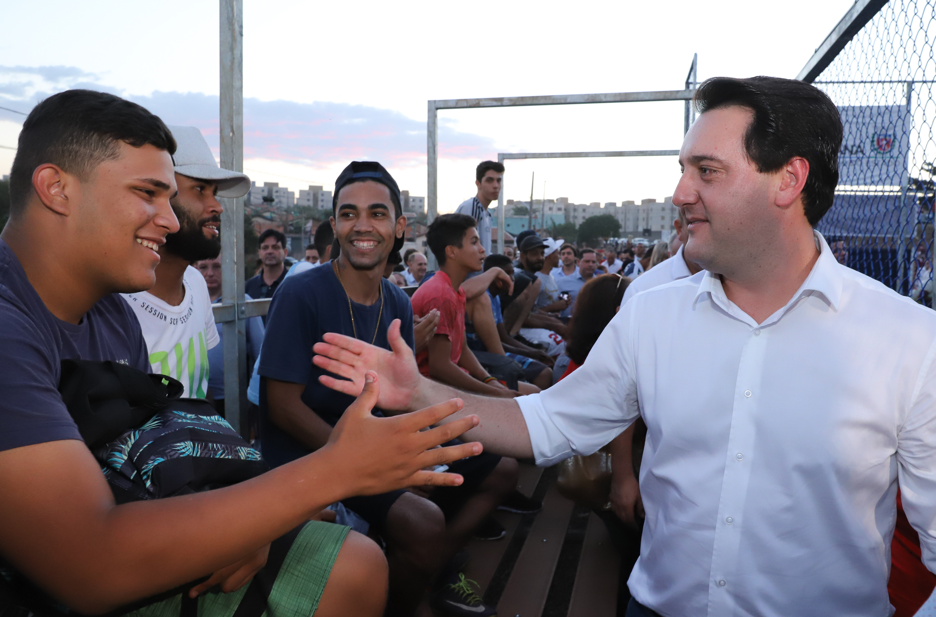 Londrina, no Norte do Paraná, ganhou uma unidade do projeto Arena Multiuso, espaço para atividades esportivas e de recreação, implantado pelo Governo do Estado, em parceria com o município. Instalada no conjunto residencial Vista Bela, a unidade foi entregue à comunidade pelo governador Carlos Massa Ratinho Junior, nesta quinta-feira (20). - Londrina, 20/06/2019 - Foto: Rodrigo Félix Leal/ANPr