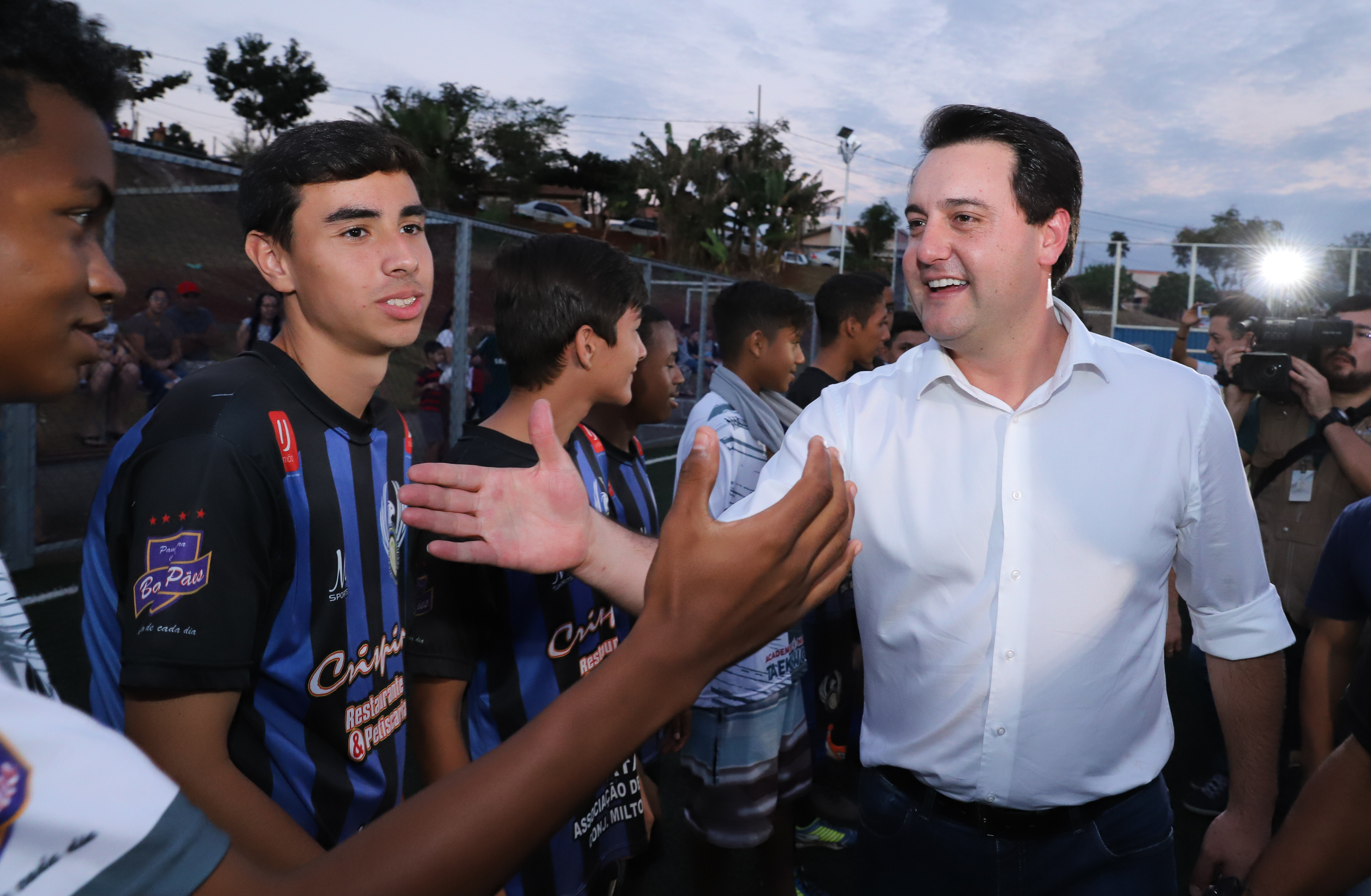 Londrina, no Norte do Paraná, ganhou uma unidade do projeto Arena Multiuso, espaço para atividades esportivas e de recreação, implantado pelo Governo do Estado, em parceria com o município. Instalada no conjunto residencial Vista Bela, a unidade foi entregue à comunidade pelo governador Carlos Massa Ratinho Junior, nesta quinta-feira (20). - Londrina, 20/06/2019 - Foto: Rodrigo Félix Leal/ANPr