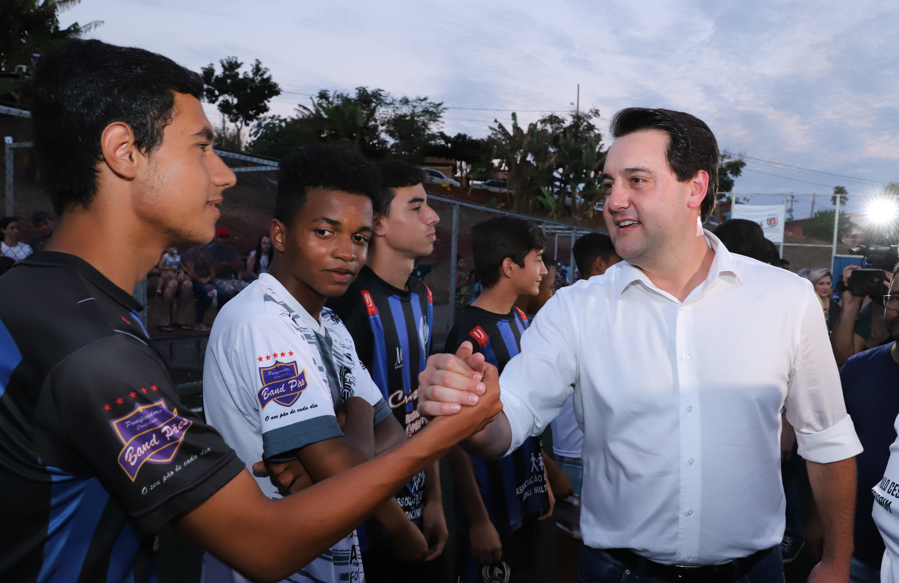 Londrina, no Norte do Paraná, ganhou uma unidade do projeto Arena Multiuso, espaço para atividades esportivas e de recreação, implantado pelo Governo do Estado, em parceria com o município. Instalada no conjunto residencial Vista Bela, a unidade foi entregue à comunidade pelo governador Carlos Massa Ratinho Junior, nesta quinta-feira (20). - Londrina, 20/06/2019 - Foto: Rodrigo Félix Leal/ANPr