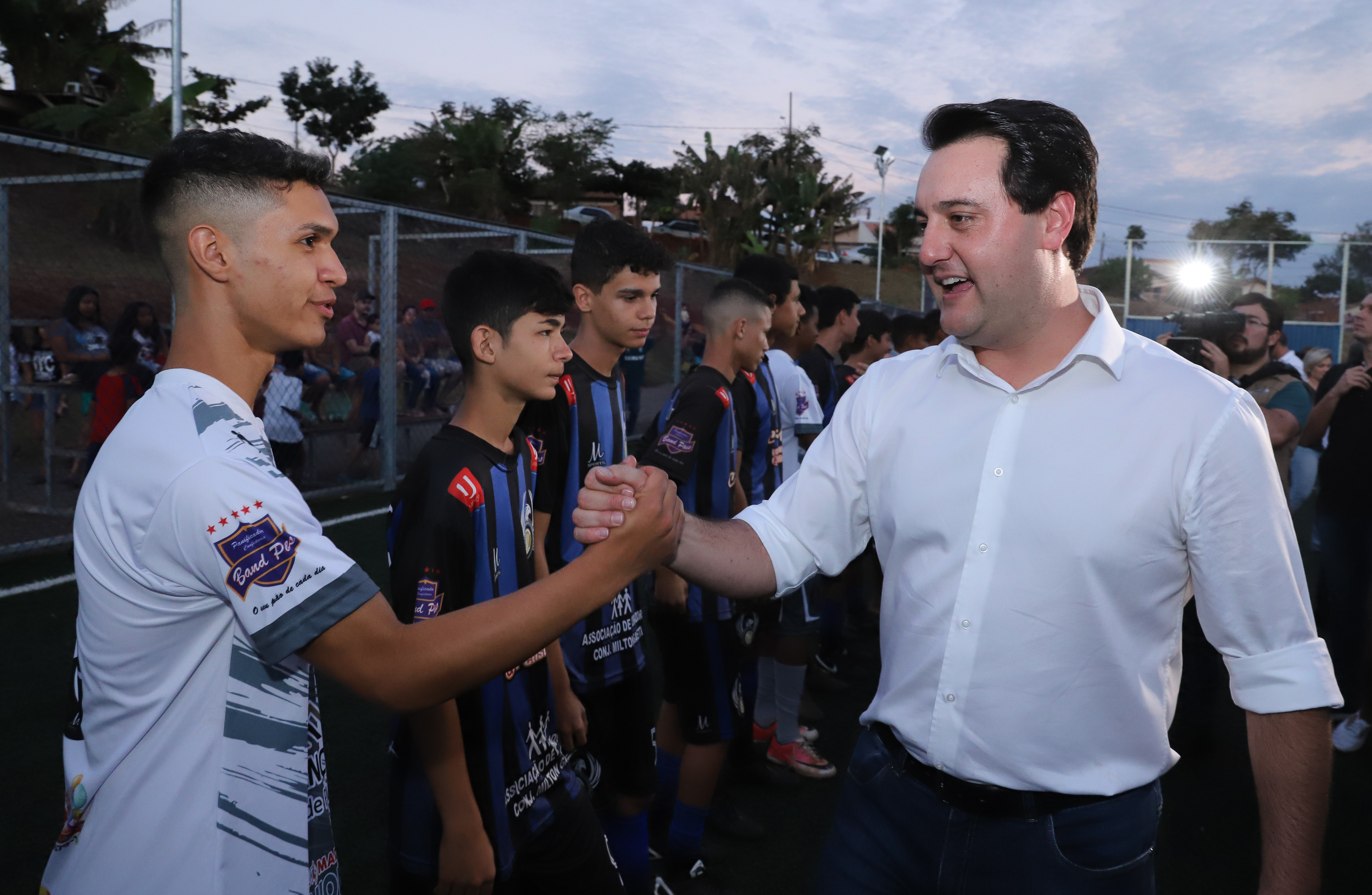 Londrina, no Norte do Paraná, ganhou uma unidade do projeto Arena Multiuso, espaço para atividades esportivas e de recreação, implantado pelo Governo do Estado, em parceria com o município. Instalada no conjunto residencial Vista Bela, a unidade foi entregue à comunidade pelo governador Carlos Massa Ratinho Junior, nesta quinta-feira (20). - Londrina, 20/06/2019 - Foto: Rodrigo Félix Leal/ANPr