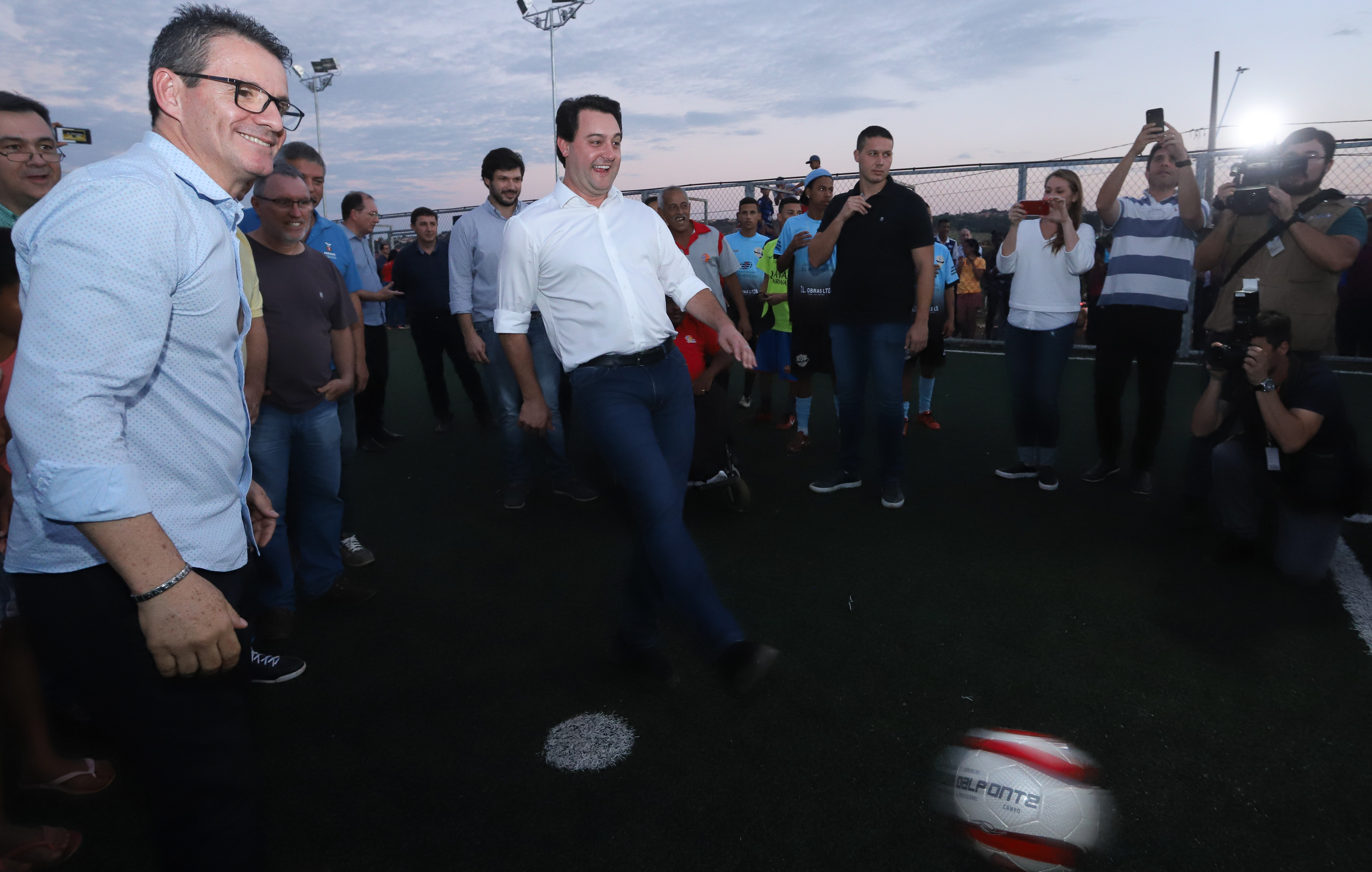 Londrina, no Norte do Paraná, ganhou uma unidade do projeto Arena Multiuso, espaço para atividades esportivas e de recreação, implantado pelo Governo do Estado, em parceria com o município. Instalada no conjunto residencial Vista Bela, a unidade foi entregue à comunidade pelo governador Carlos Massa Ratinho Junior, nesta quinta-feira (20). - Londrina, 20/06/2019 - Foto: Rodrigo Félix Leal/ANPr