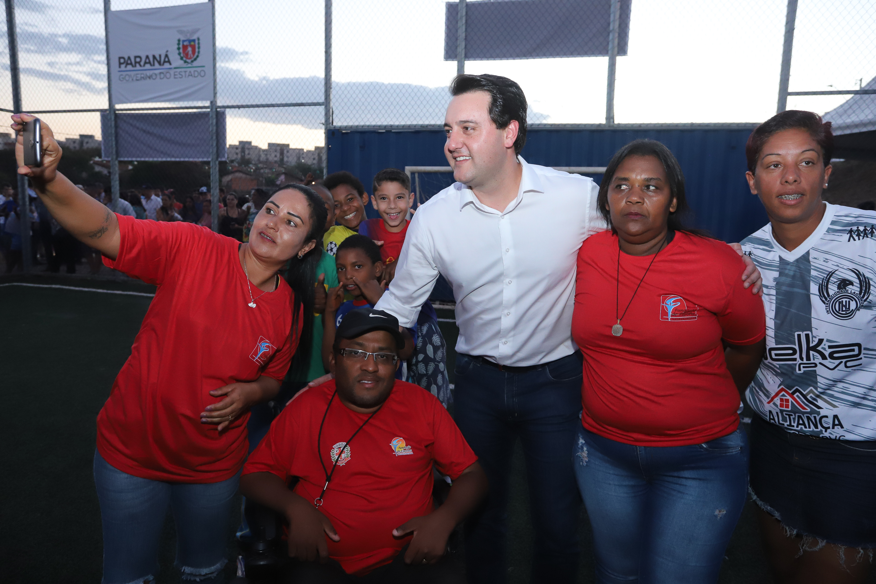 Londrina, no Norte do Paraná, ganhou uma unidade do projeto Arena Multiuso, espaço para atividades esportivas e de recreação, implantado pelo Governo do Estado, em parceria com o município. Instalada no conjunto residencial Vista Bela, a unidade foi entregue à comunidade pelo governador Carlos Massa Ratinho Junior, nesta quinta-feira (20). - Londrina, 20/06/2019 - Foto: Rodrigo Félix Leal/ANPr