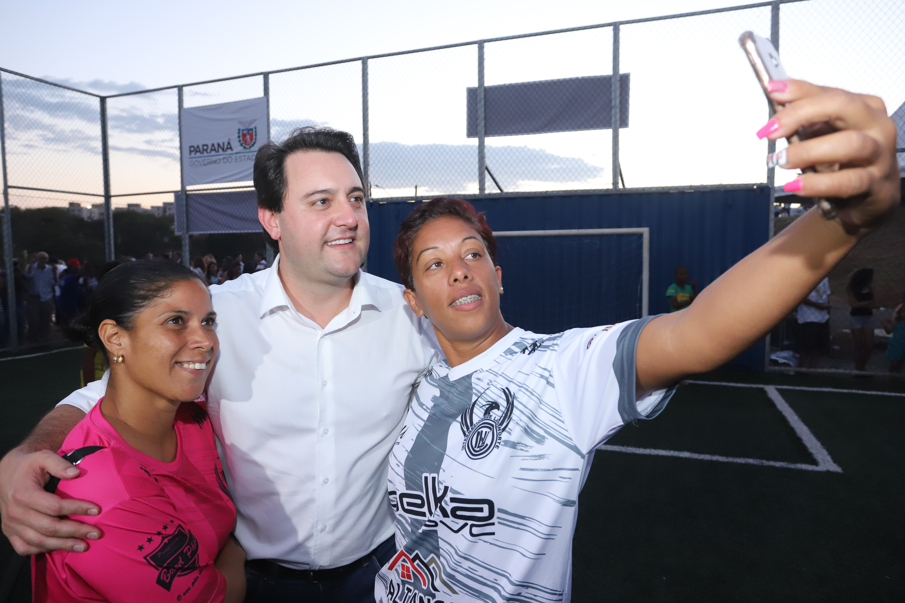 Londrina, no Norte do Paraná, ganhou uma unidade do projeto Arena Multiuso, espaço para atividades esportivas e de recreação, implantado pelo Governo do Estado, em parceria com o município. Instalada no conjunto residencial Vista Bela, a unidade foi entregue à comunidade pelo governador Carlos Massa Ratinho Junior, nesta quinta-feira (20). - Londrina, 20/06/2019 - Foto: Rodrigo Félix Leal/ANPr